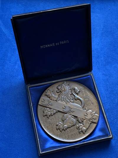 《竞宝斋》第438场 周日，周一，周二 3场连拍 （全场包邮） 法国1959年洛林斯凯尔特纪念超大铜章，正面狮子与鹰元素融合，带丰饶角边铭，尺寸巨大厚重压手，直径81mm，重量232.6g，状态极品带盒。