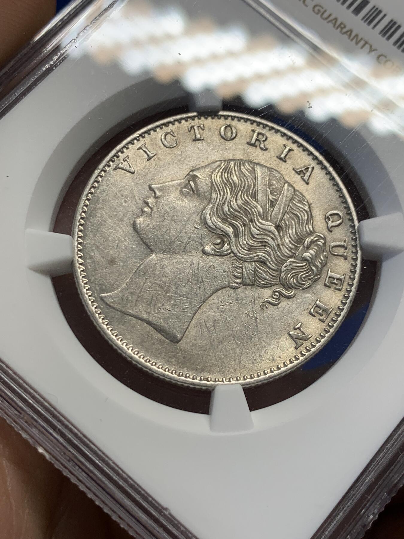 《竞宝斋》第438场 周日，周一，周二 3场连拍 （全场包邮） NGC MS61 印度1840年维多利亚女王单辫版1卢比银币。单辫版的数量远少于常见的双辫版，上MS的数量更少。细节优良，适合收藏。