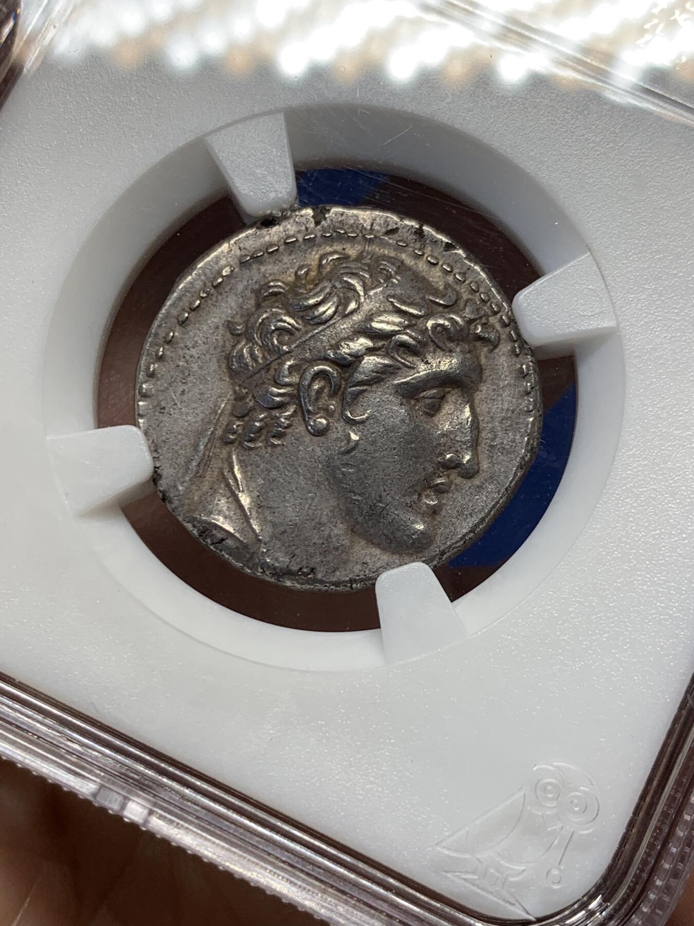 《竞宝斋》第438场 周日，周一，周二 3场连拍 （全场包邮） ZDGS CHXF 古希腊塞琉古帝国 亚历山大巴拉斯 四德大银币  这个国王的外拍价格极高，这枚还是稀少的推罗造币厂，模仿托勒密样式，底板光泽和打制细节极佳