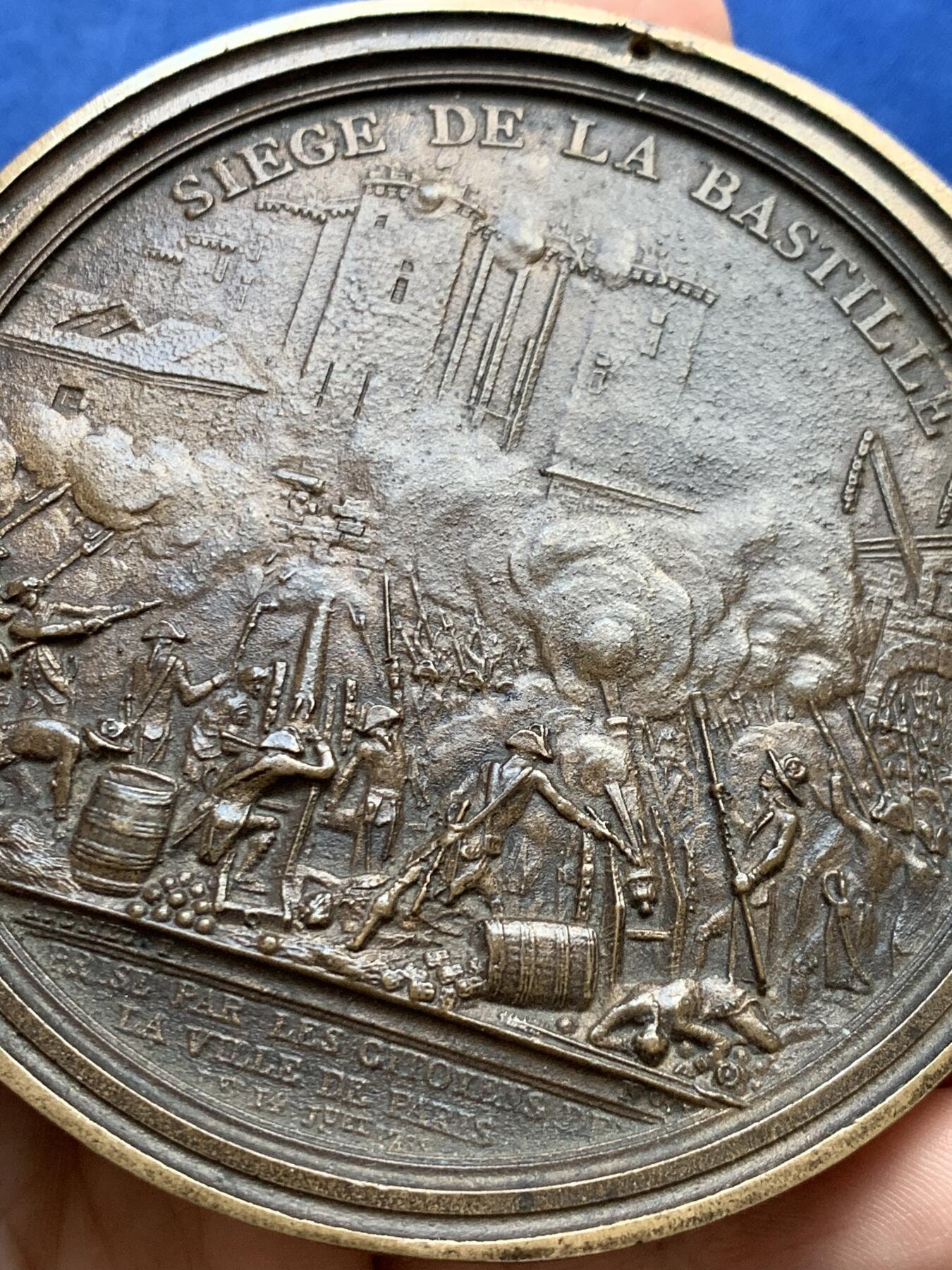 《竞宝斋》第438场 周日，周一，周二 3场连拍 （全场包邮） 围攻巴士底狱单面大铜章 高浮雕 12点处有打孔 119.7克 83.6mm大直径 细节见图