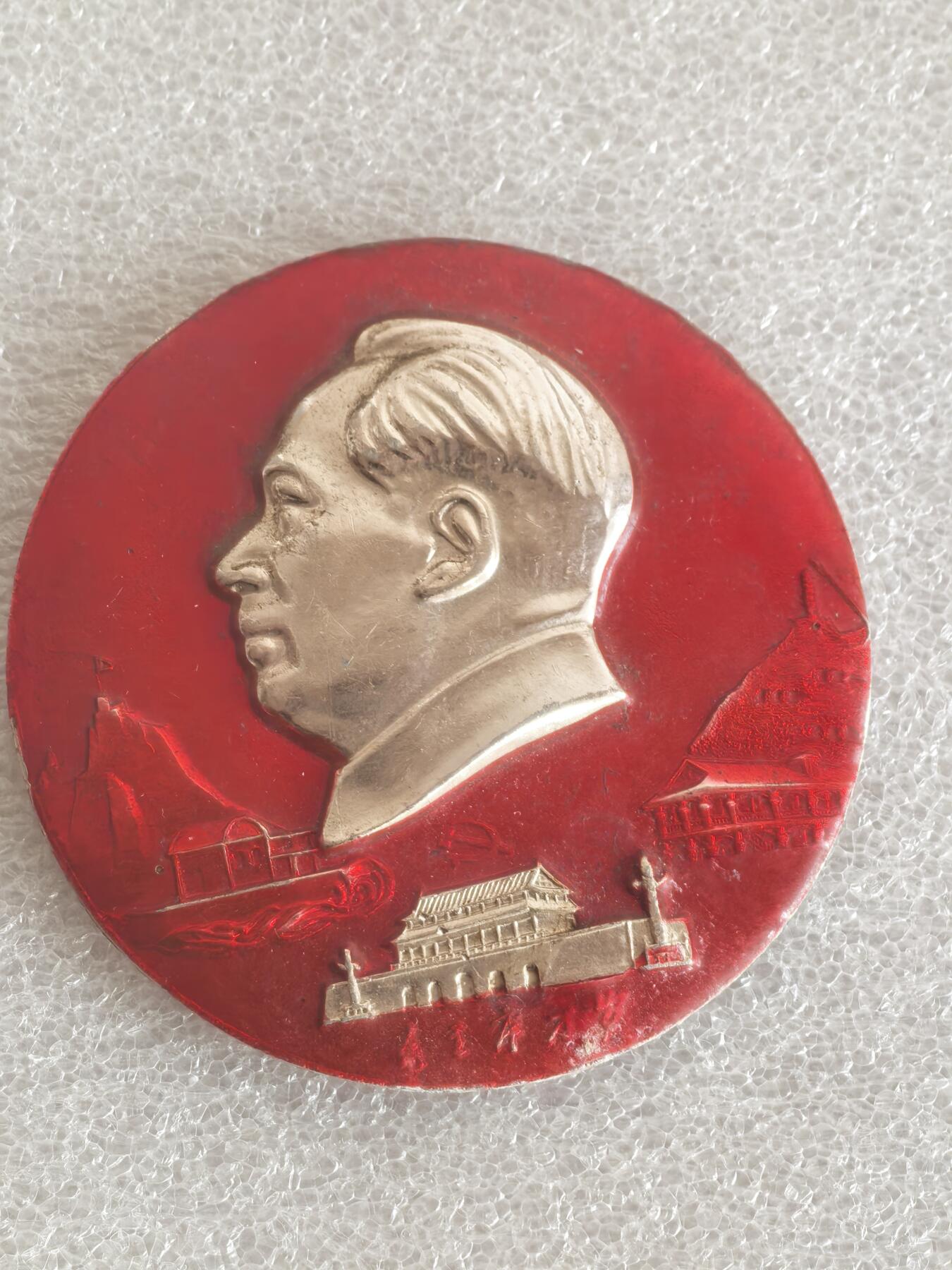 红色像章专场.包老包真.文革时期.实图拍摄.特价惠友 毛主席像章直径约60MM保真包老..编号280029