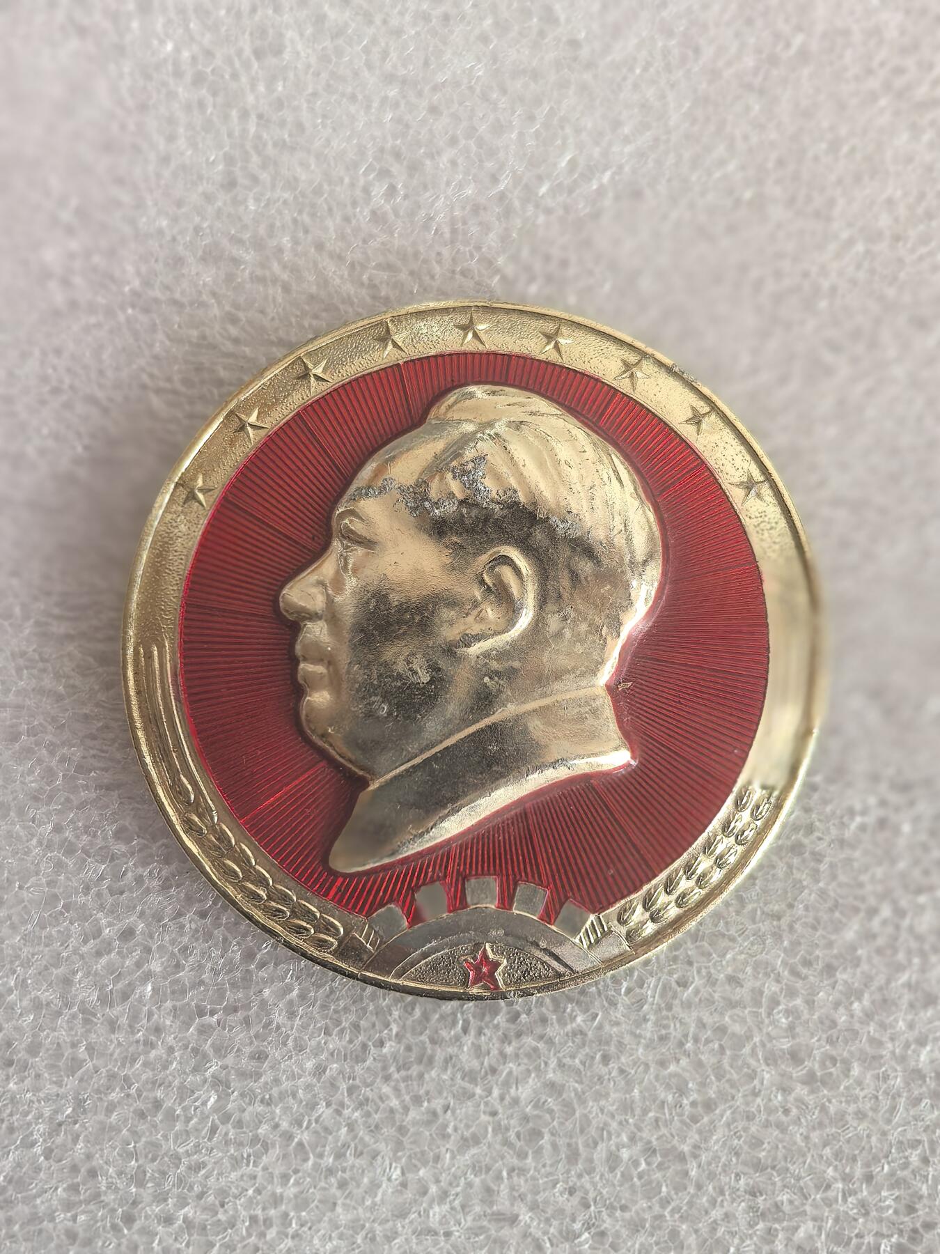 红色像章专场.包老包真.文革时期.实图拍摄.特价惠友 毛主席像章直径约50MM保真包老.编号280006.