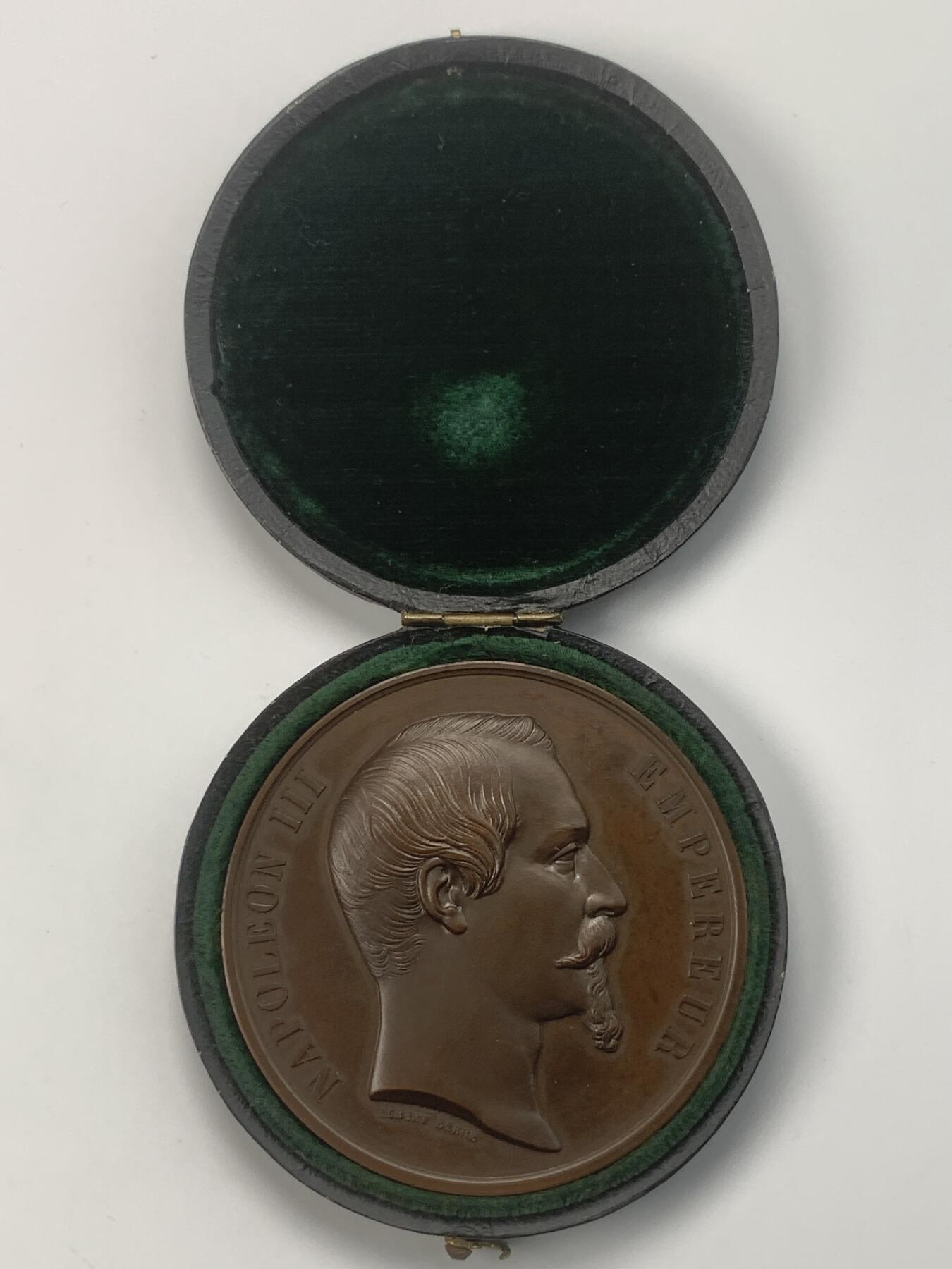 掌中浮雕-藏着的欧洲第042场 1858年拿破仑一世骑马雕像在瑟堡落成铜章 ，59.55 mm，手指边铭，原盒