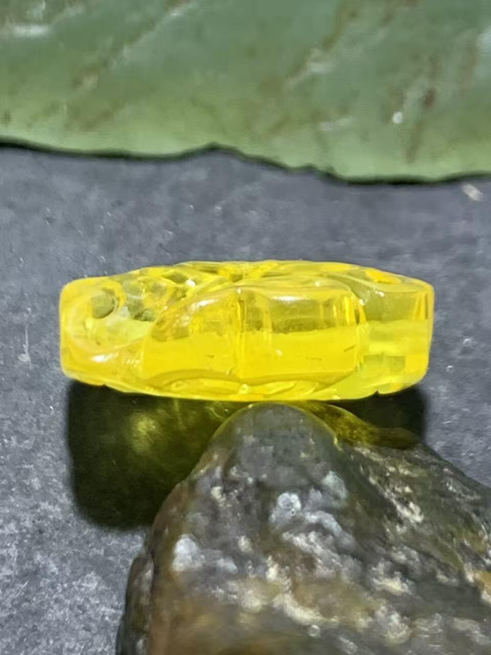 天然乌克兰原矿蜜蜡雕刻四叶幸运草随形通货背云（板珠，吊坠)一个，，