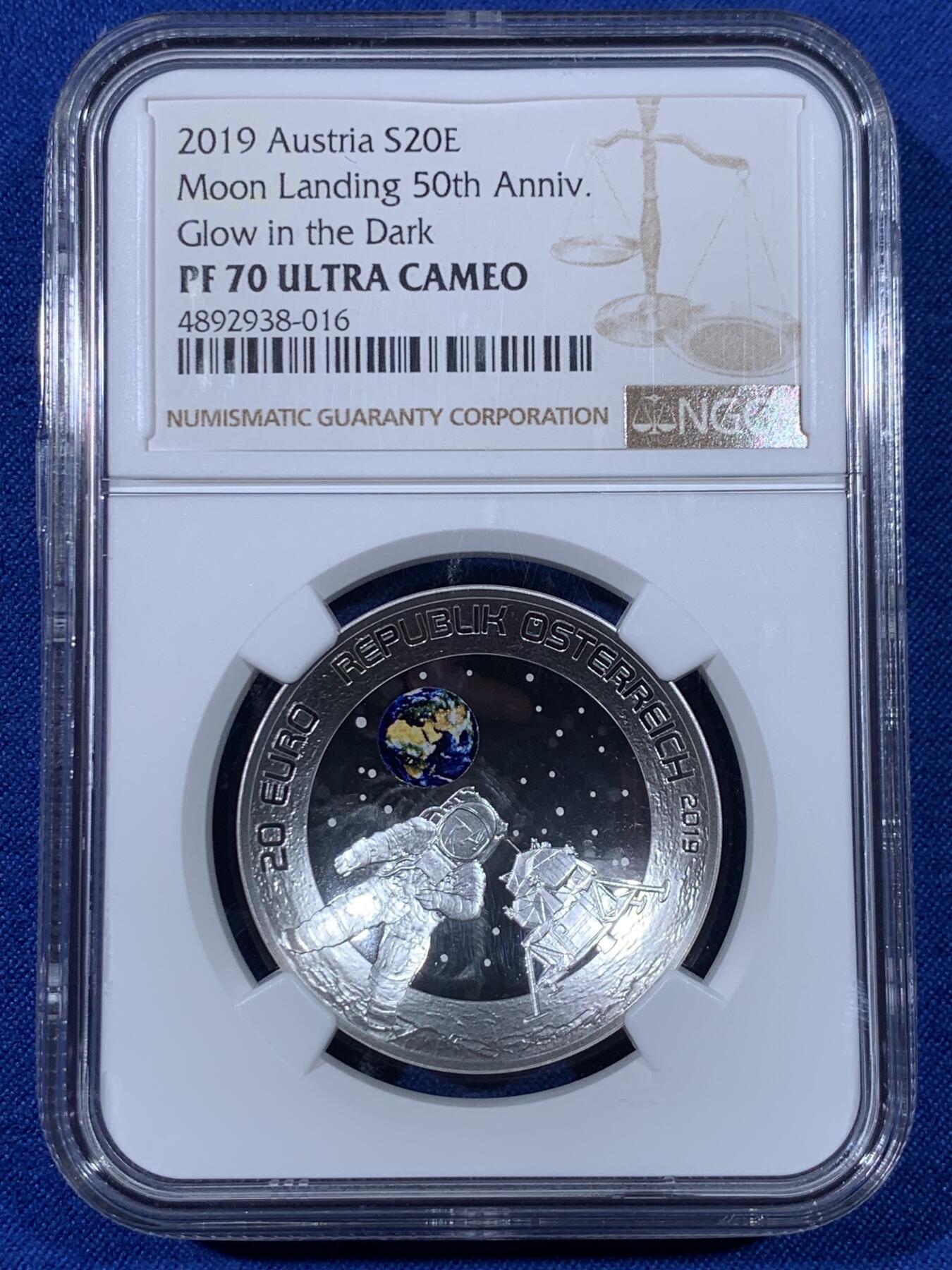 《竞宝斋》第438场 周日，周一，周二 3场连拍 （全场包邮） 四枚一组 NGC PF70UC 2019年登月50周年银币 美国阿波罗11号1美元精制纪念银币 黑盒 首期（克劳斯2021年世界硬币大赛最佳时事币，26.73克重，999纯银，币径38.1MM）+ 法国彩色树脂双面镶嵌10欧精制纪念银币（17.3克900银，币径37MM，限量5千枚）+ 奥地利夜光荧映20欧精制纪念银币（22.4克重，925银，币径34MM，限量发行3万枚，盒证齐全）+ 澳大利亚阿