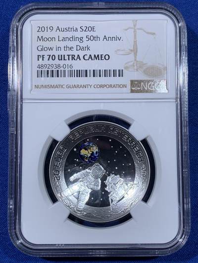《竞宝斋》第438场 周日，周一，周二 3场连拍 （全场包邮） 四枚一组 NGC PF70UC 2019年登月50周年银币 美国阿波罗11号1美元精制纪念银币 黑盒 首期（克劳斯2021年世界硬币大赛最佳时事币，26.73克重，999纯银，币径38.1MM）+ 法国彩色树脂双面镶嵌10欧精制纪念银币（17.3克900银，币径37MM，限量5千枚）+ 奥地利夜光荧映20欧精制纪念银币（22.4克重，925银，币径34MM，限量发行3万枚，盒证齐全）+ 澳大利亚阿