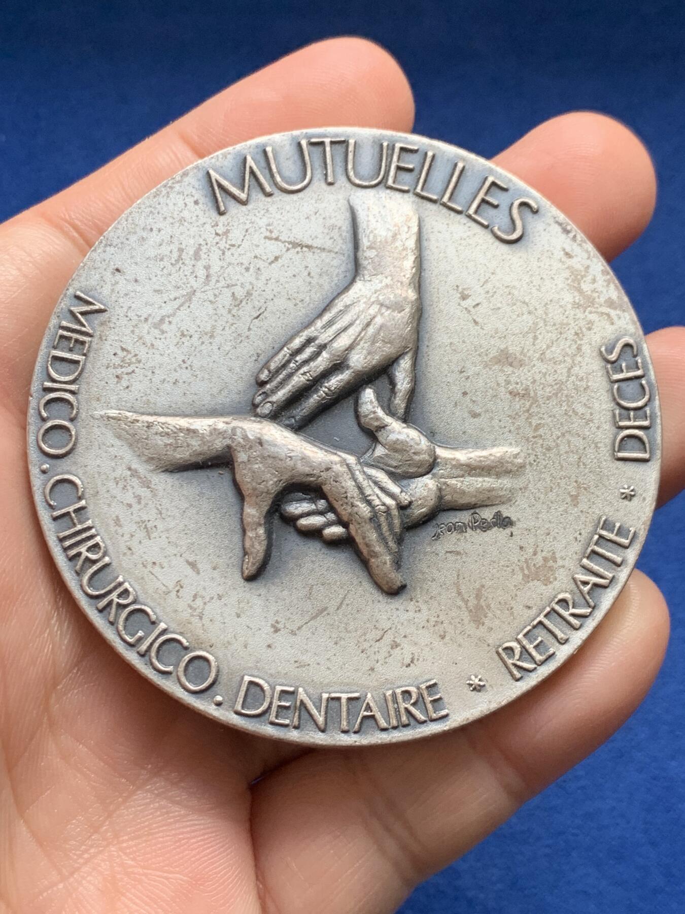 《竞宝斋》第438场 周日，周一，周二 3场连拍 （全场包邮） 法国互助联合会纪念铜章 三角铜标边铭 144.7克 64.7mm