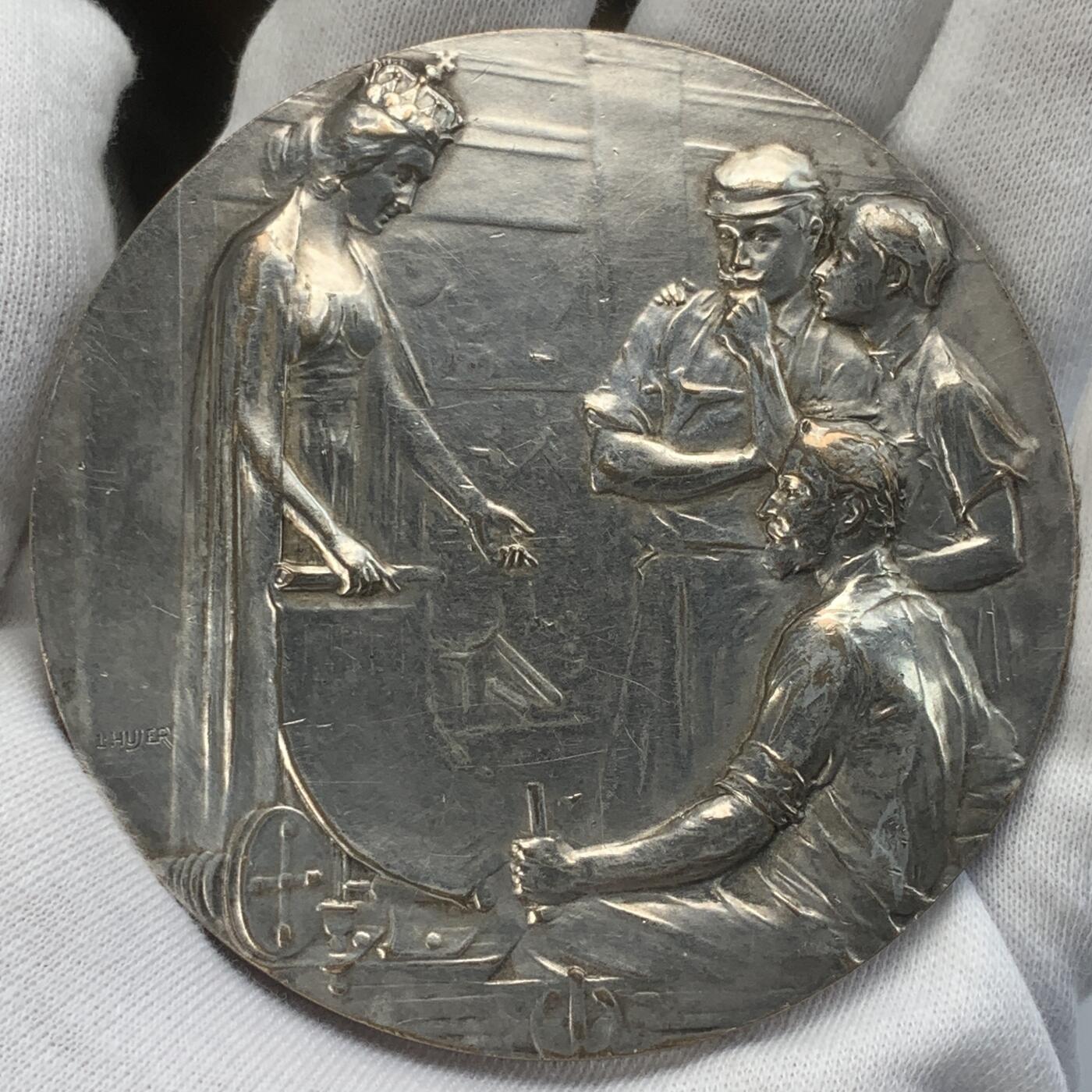 掌中浮雕-藏着的欧洲第042场 1910年奥地利维也纳贸易发展协会纪念镀银铜章  ，74.7mm ，136g