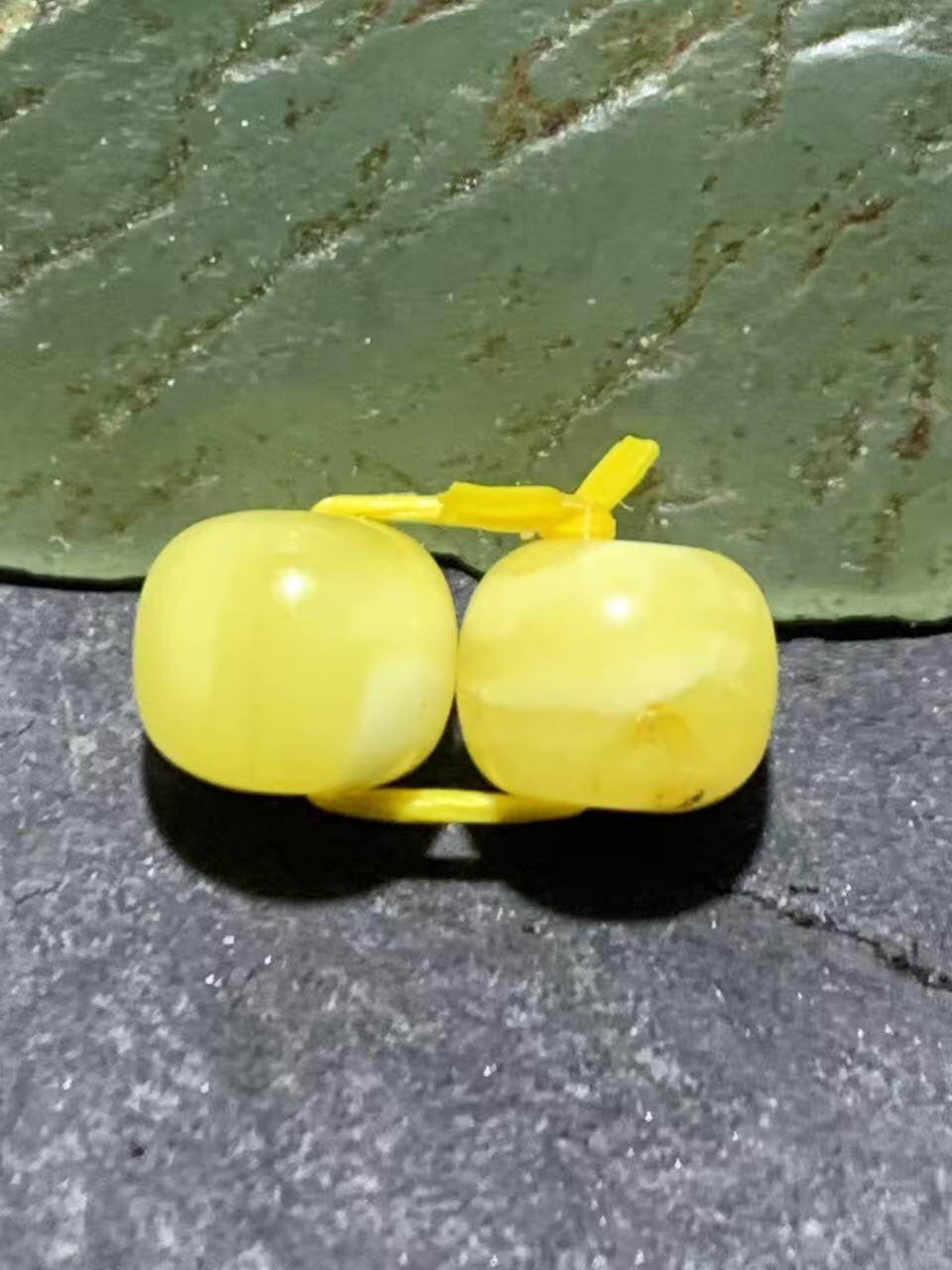 天然俄料原矿蜜蜡小尺寸老形桶珠腰珠两颗，，，