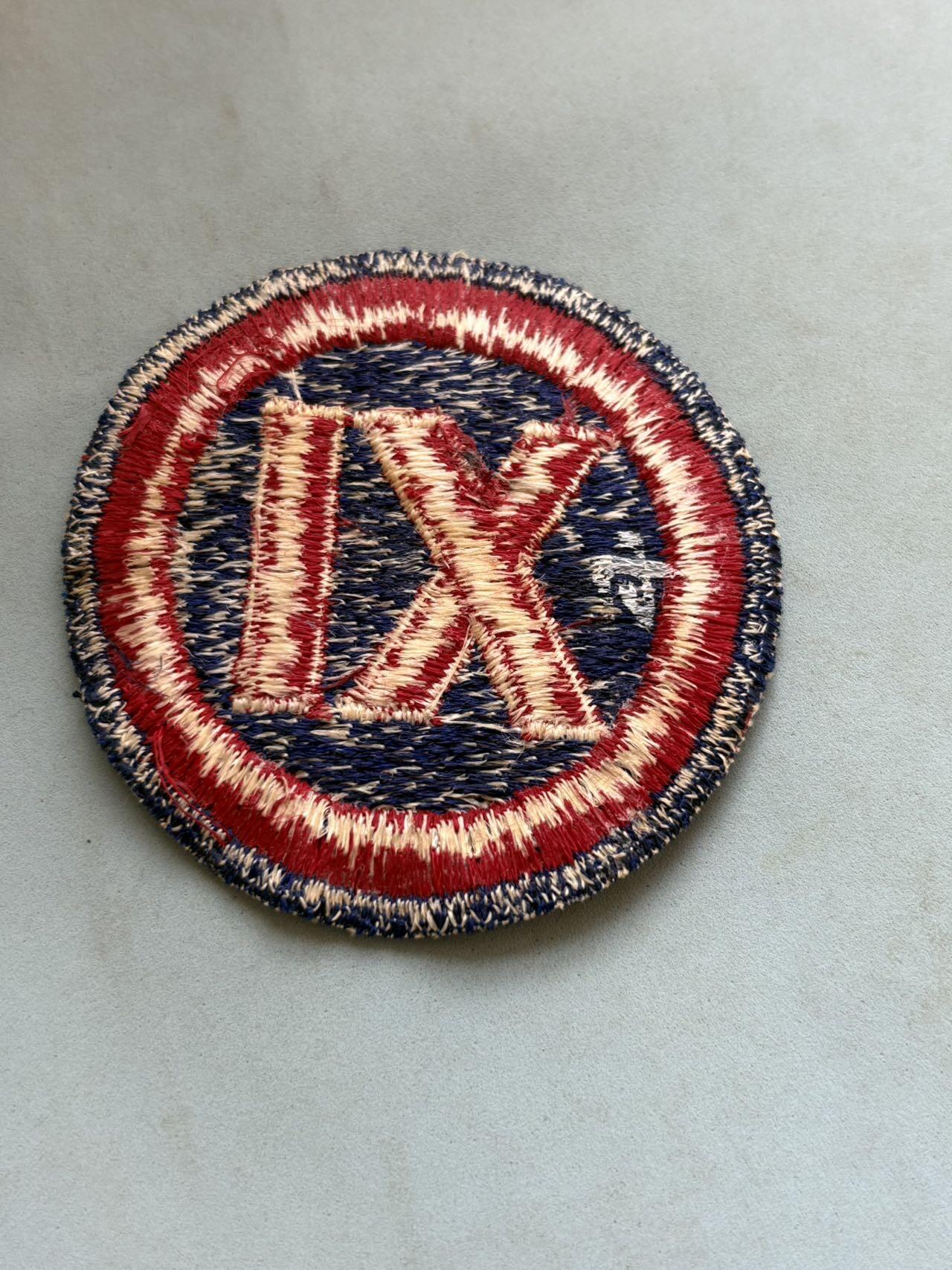 盛世勋华——号角文化勋章邮票专场拍卖第288期 美国陆军第九军臂章（二战～朝鲜战争期间版本），第九军是美军的一支野战军，在二战中表现突出，1944年8月底登陆法国，阿登反击战中，成功遏制德军扩张战果，1945年初强渡莱茵河。参与围歼鲁尔地区德军B集团军，朝鲜战争中1950年11月的清川江围歼战中，该军麾下美第2师、第25师及土耳其旅等被志愿军三面包围。第2师遭歼灭性打击，其3个步兵团和师属炮兵伤亡惨重，美骑兵第1师等也遭重创。