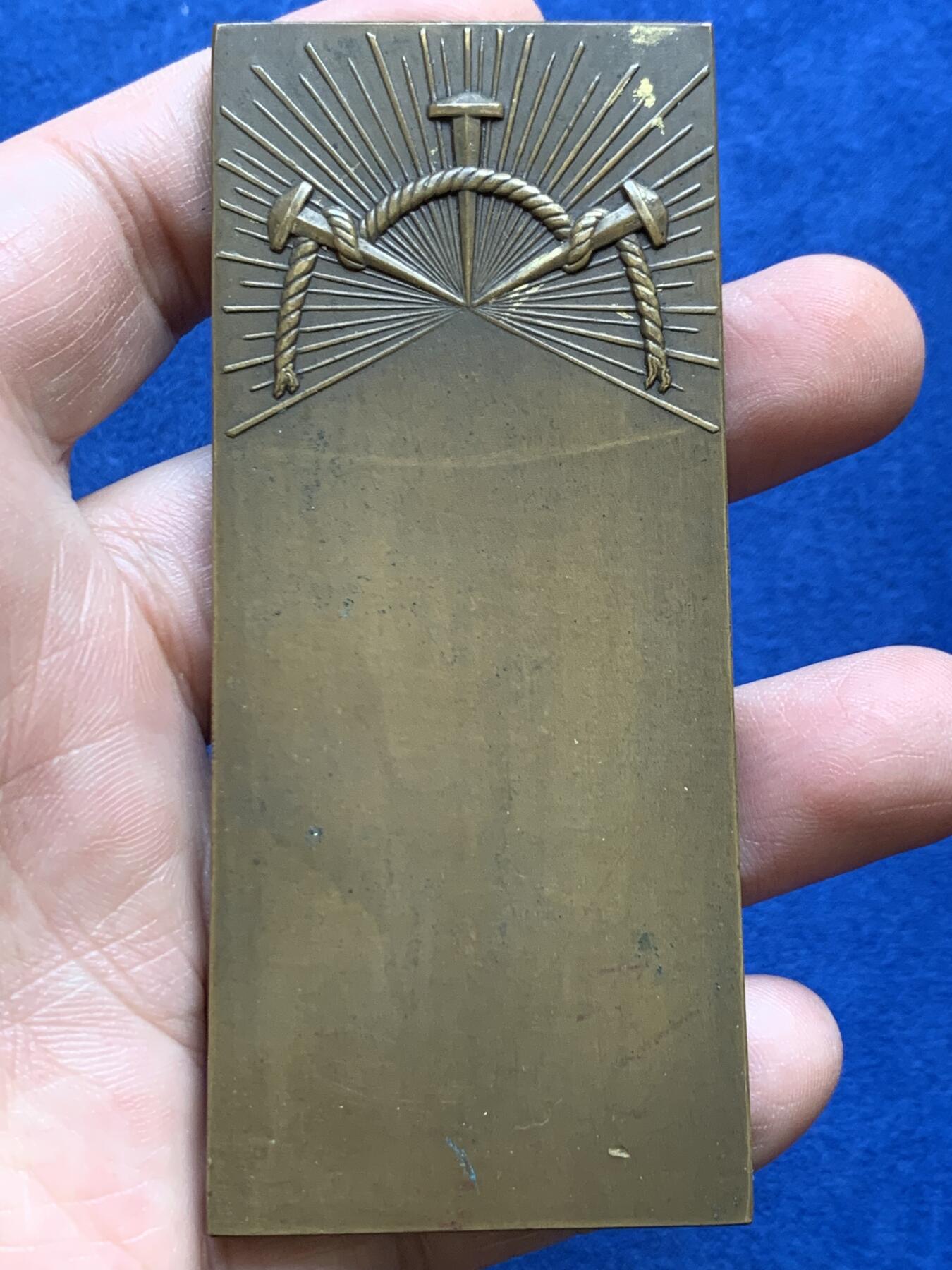 《竞宝斋》第438场 周日，周一，周二 3场连拍 （全场包邮） 1930年法国名家艾利·让·维齐安作《耶稣基督光辉圣心》勋章  耶稣像镀金 151.3克 40.6*95mm 丰饶角铜标