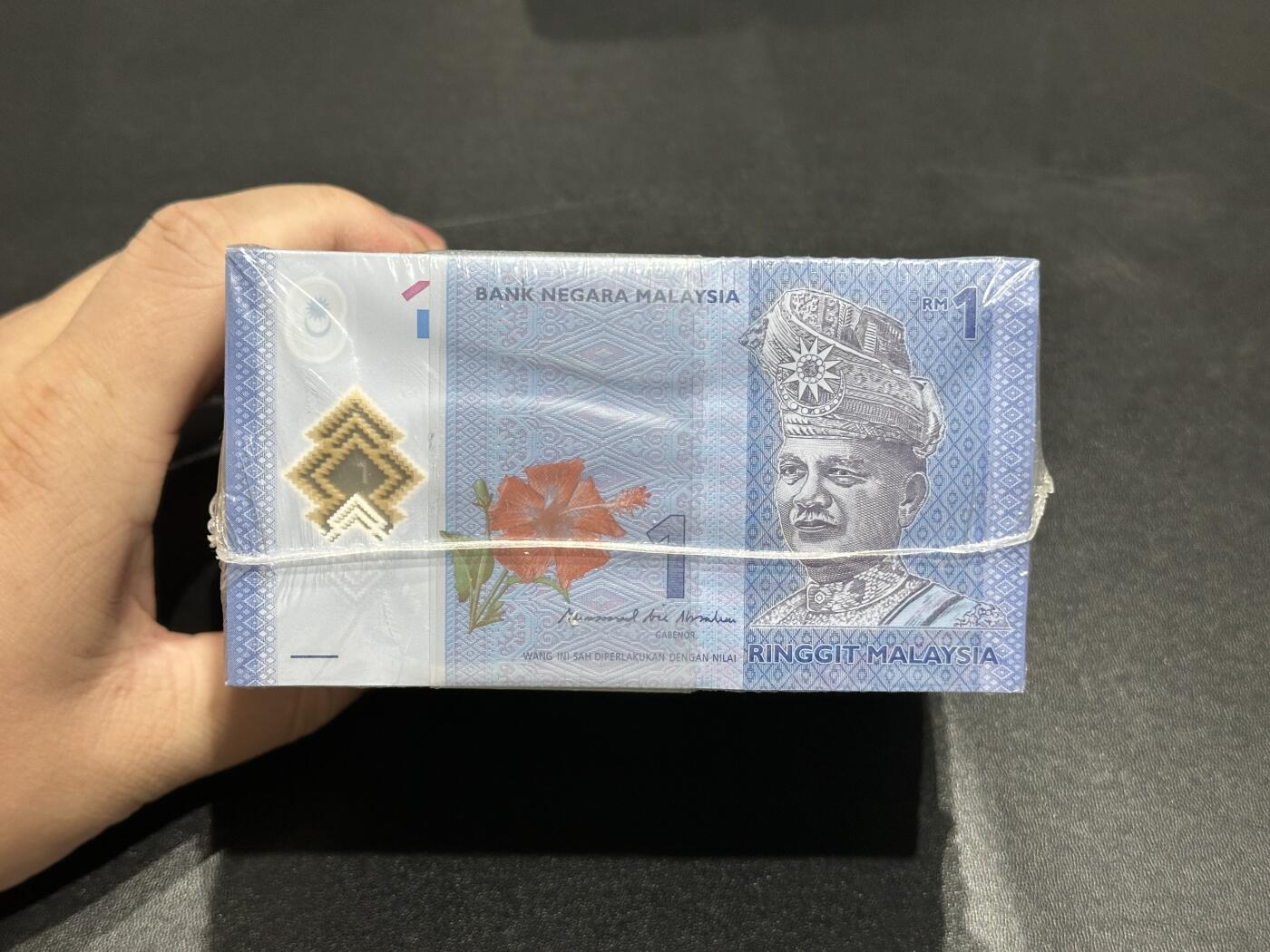 《外钞收藏家》第五百八十五期（精品场）（本平台长期征集拍品、欢迎藏友们联系合作）