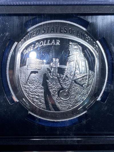 《竞宝斋》第438场 周日，周一，周二 3场连拍 （全场包邮） 四枚一组 NGC PF70UC 2019年登月50周年银币 美国阿波罗11号1美元精制纪念银币 黑盒 首期（克劳斯2021年世界硬币大赛最佳时事币，26.73克重，999纯银，币径38.1MM）+ 法国彩色树脂双面镶嵌10欧精制纪念银币（17.3克900银，币径37MM，限量5千枚）+ 奥地利夜光荧映20欧精制纪念银币（22.4克重，925银，币径34MM，限量发行3万枚，盒证齐全）+ 澳大利亚阿