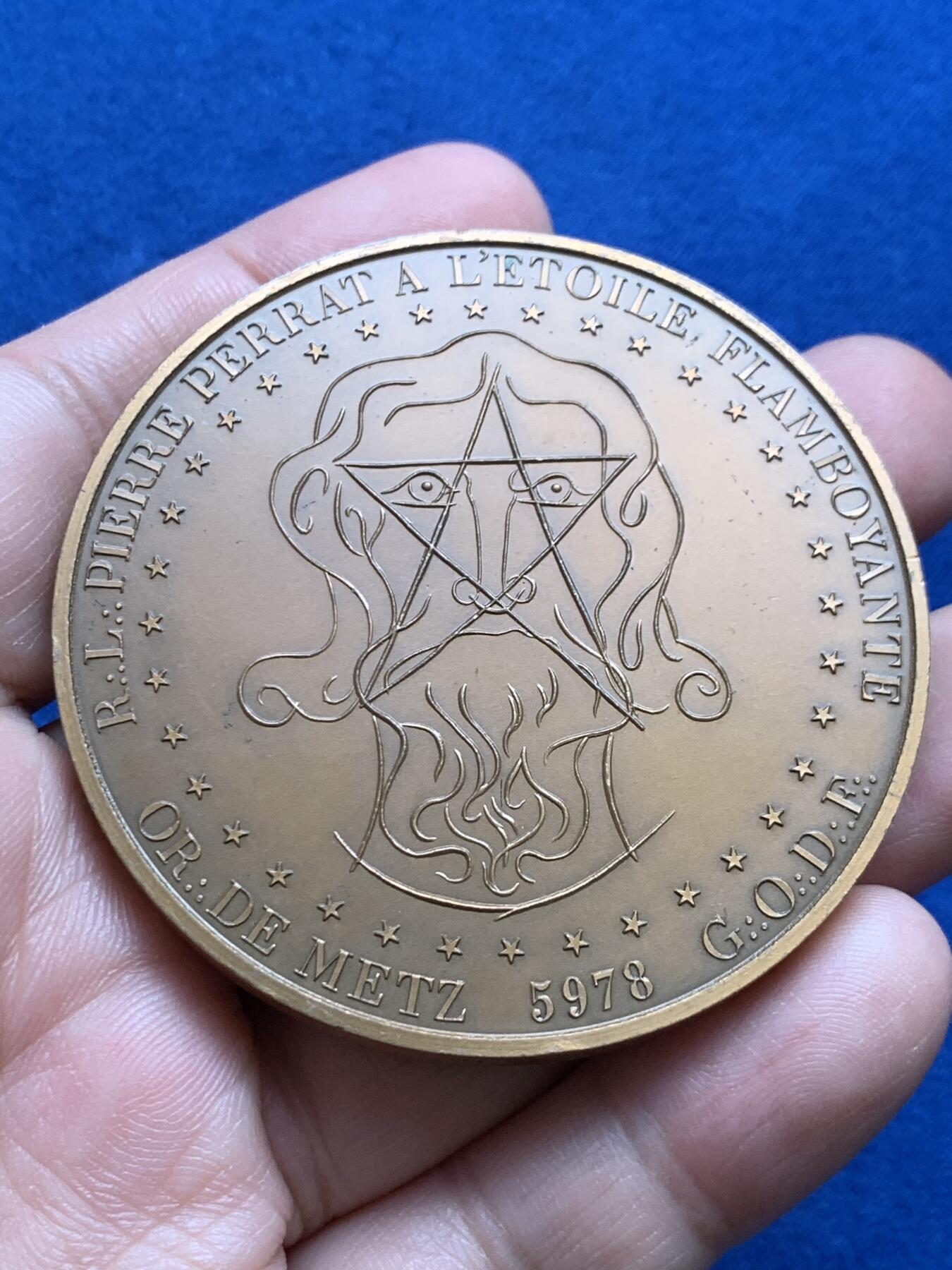 《竞宝斋》第438场 周日，周一，周二 3场连拍 （全场包邮） 两枚一组 洛林和巴鲁瓦回归法国200周年纪念章 1966 丰饶角铜标 139.8克 68.3mm + 法国大东方会成立两百周年纪念 共济会铜章 丰饶角铜标 97.1克 58.8mm