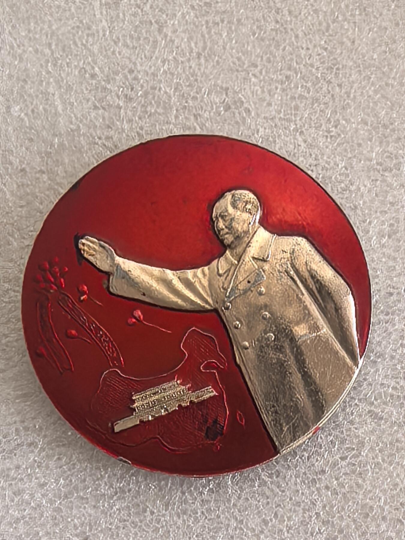 红色像章专场.包老包真.文革时期.实图拍摄.特价惠友 毛主席像章直径约50MM保真包老.编号280021.