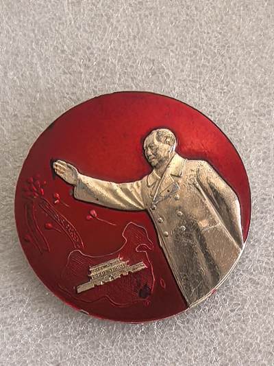 综合藏品场.喜欢出价就得！无套路无托.诚信惠友交友！自动快拍. 毛主席像章直径约50MM保真包老.编号280021.