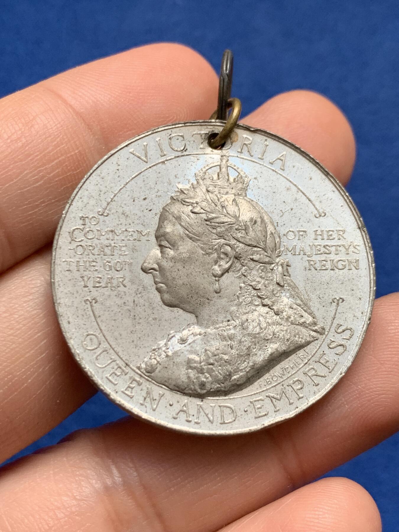 《竞宝斋》第438场 周日，周一，周二 3场连拍 （全场包邮） 英国1897年维多利亚女王在位60周年纪念章，白色金属材质，SPINK & SON出品。14.75克，38mm，细节见图。