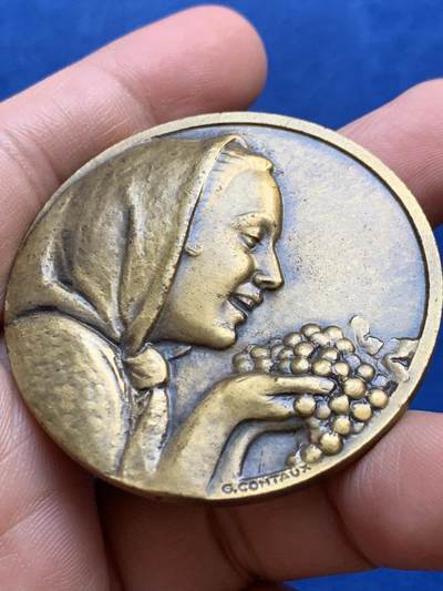 《竞宝斋》第438场 周日，周一，周二 3场连拍 （全场包邮） 法国酒类贸易商工会纪念铜章 葡萄颗粒饱满 人物情感丰富 59.75克 49.8mm 三角边铭