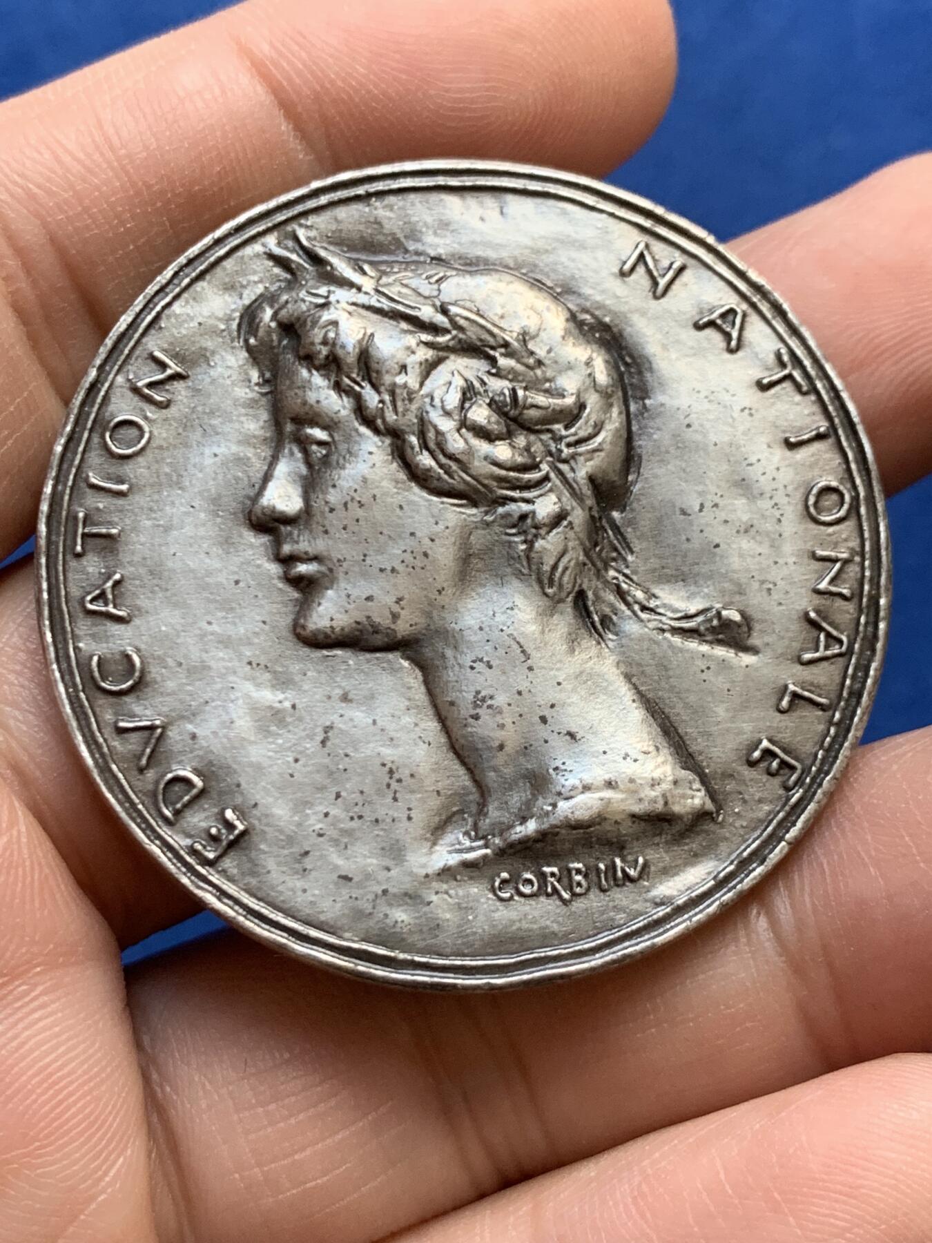 《竞宝斋》第438场 周日，周一，周二 3场连拍 （全场包邮） 国家教育银章 丰饶角1银标 43.6克 44.8mm