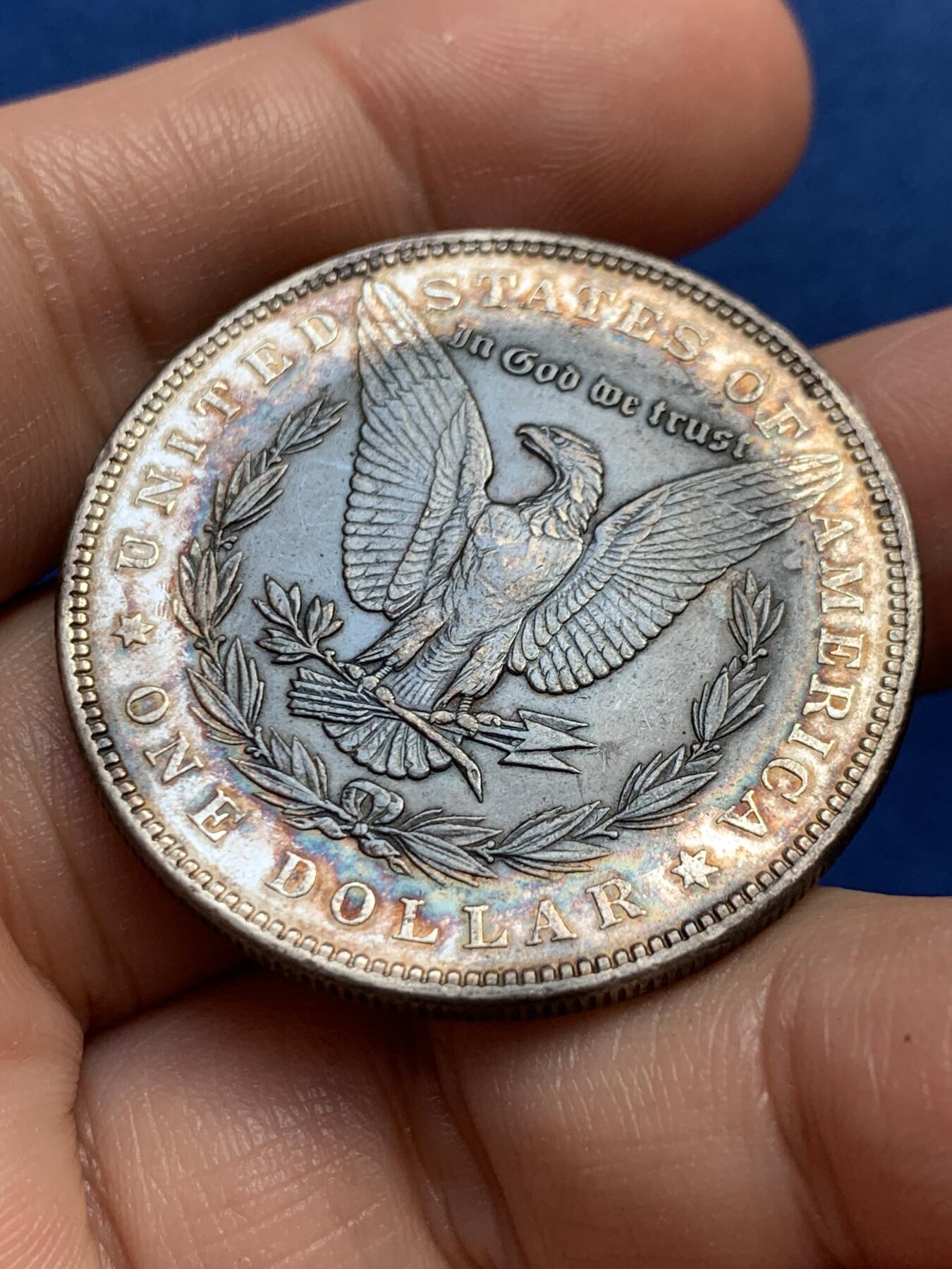 《竞宝斋》第438场 周日，周一，周二 3场连拍 （全场包邮） 美国1883年摩根1美元银币 整体老黑包浆，高点保存不错，值得把玩。边有处理痕迹，细节见图。