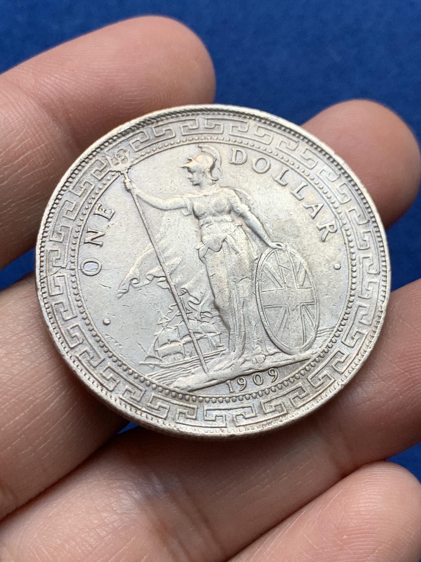 《竞宝斋》第438场 周日，周一，周二 3场连拍 （全场包邮） 英国 1909年 站洋壹圆 带评级标签 细节见图 背面中心有人为痕迹