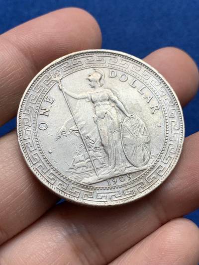 《竞宝斋》第438场 周日，周一，周二 3场连拍 （全场包邮） 英国 1909年 站洋壹圆 带评级标签 细节见图 背面中心有人为痕迹