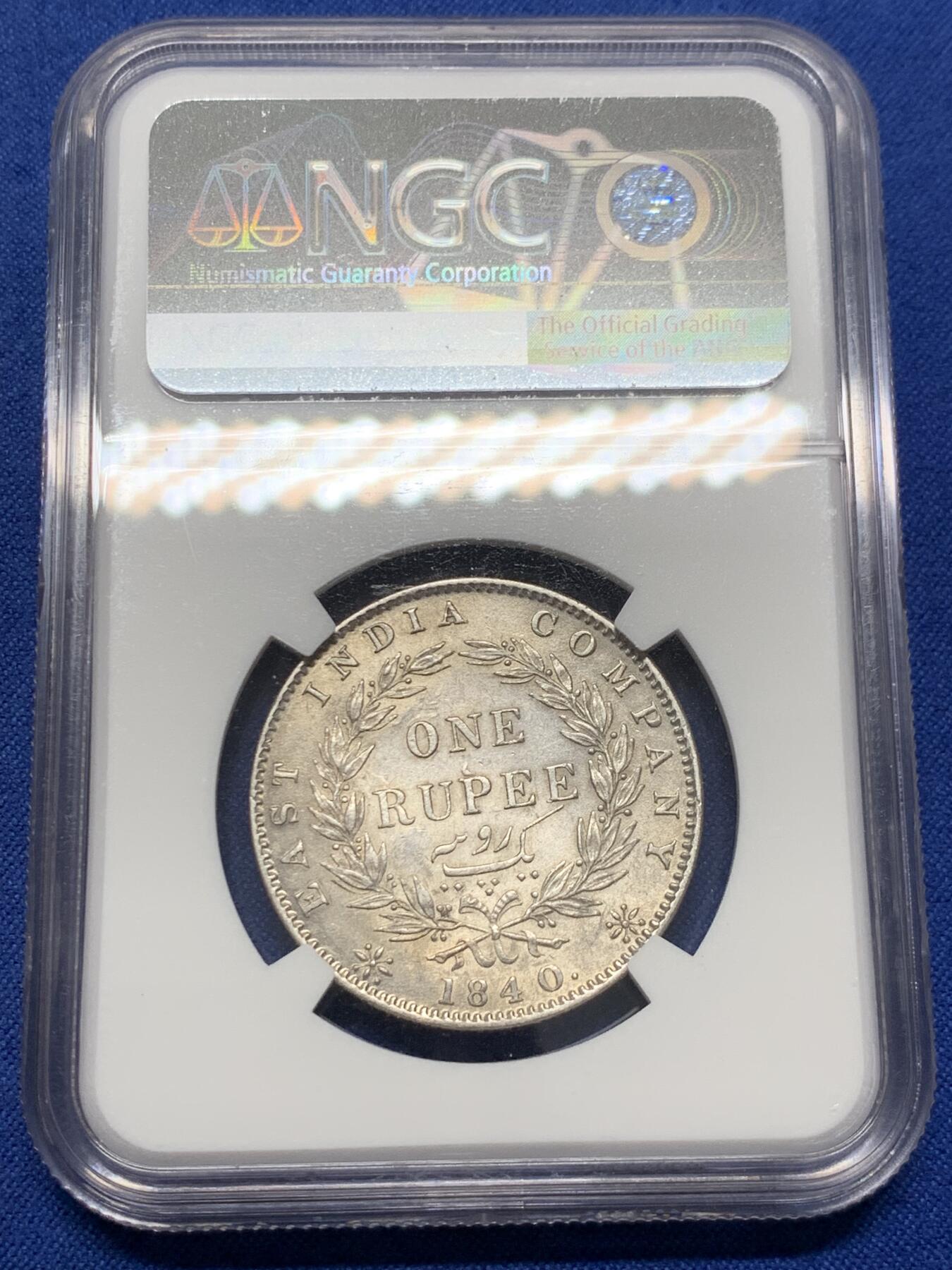 《竞宝斋》第438场 周日，周一，周二 3场连拍 （全场包邮） NGC MS61 印度1840年维多利亚女王单辫版1卢比银币。单辫版的数量远少于常见的双辫版，上MS的数量更少。细节优良，适合收藏。