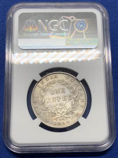 《竞宝斋》第438场 周日，周一，周二 3场连拍 （全场包邮） NGC MS61 印度1840年维多利亚女王单辫版1卢比银币。单辫版的数量远少于常见的双辫版，上MS的数量更少。细节优良，适合收藏。