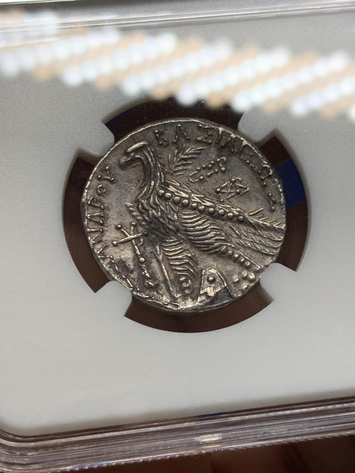 《竞宝斋》第438场 周日，周一，周二 3场连拍 （全场包邮） ZDGS CHXF 古希腊塞琉古帝国 亚历山大巴拉斯 四德大银币  这个国王的外拍价格极高，这枚还是稀少的推罗造币厂，模仿托勒密样式，底板光泽和打制细节极佳