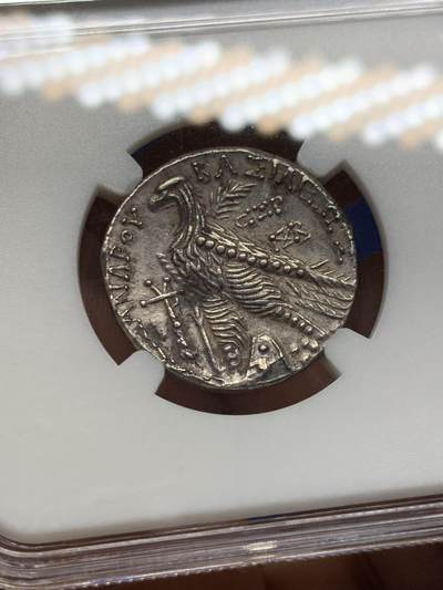 《竞宝斋》第438场 周日，周一，周二 3场连拍 （全场包邮） ZDGS CHXF 古希腊塞琉古帝国 亚历山大巴拉斯 四德大银币  这个国王的外拍价格极高，这枚还是稀少的推罗造币厂，模仿托勒密样式，底板光泽和打制细节极佳