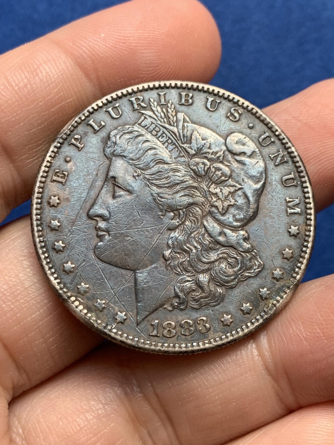 《竞宝斋》第438场 周日，周一，周二 3场连拍 （全场包邮） 美国1883年摩根1美元银币 整体老黑包浆，高点保存不错，值得把玩。边有处理痕迹，细节见图。