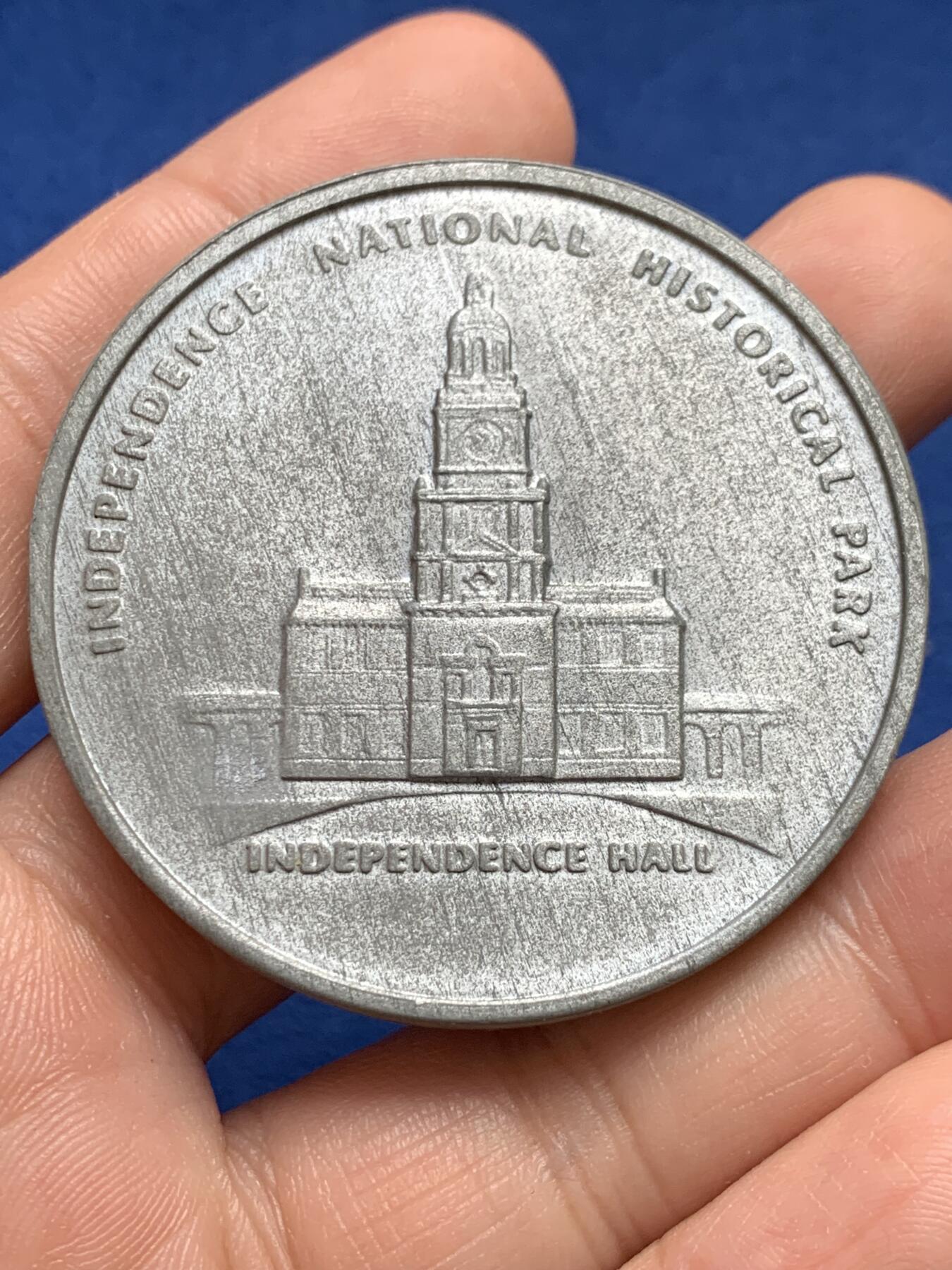 《竞宝斋》第438场 周日，周一，周二 3场连拍 （全场包邮） 美国1976年建国200周年纪念章，少见锡质 ，正面美国鹰抓独立宣言，背面独立厅，直径51mm，重量47.7g，磨砂拉丝状态，保存得不错。