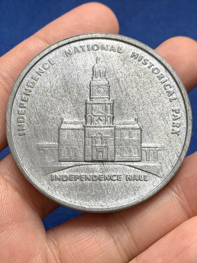 《竞宝斋》第438场 周日，周一，周二 3场连拍 （全场包邮） 美国1976年建国200周年纪念章，少见锡质 ，正面美国鹰抓独立宣言，背面独立厅，直径51mm，重量47.7g，磨砂拉丝状态，保存得不错。