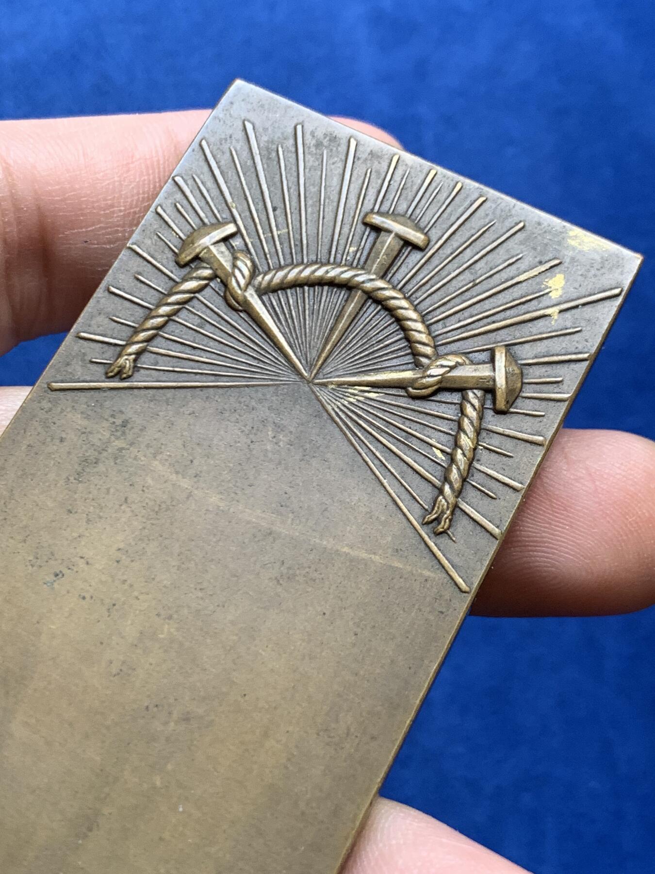 《竞宝斋》第438场 周日，周一，周二 3场连拍 （全场包邮） 1930年法国名家艾利·让·维齐安作《耶稣基督光辉圣心》勋章  耶稣像镀金 151.3克 40.6*95mm 丰饶角铜标