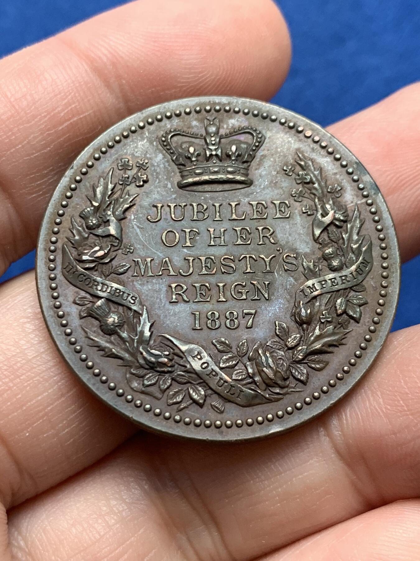 《竞宝斋》第438场 周日，周一，周二 3场连拍 （全场包邮） 英国1887年维多利亚女王在位50周年纪念铜章，直径36.2mm，重22.7克。