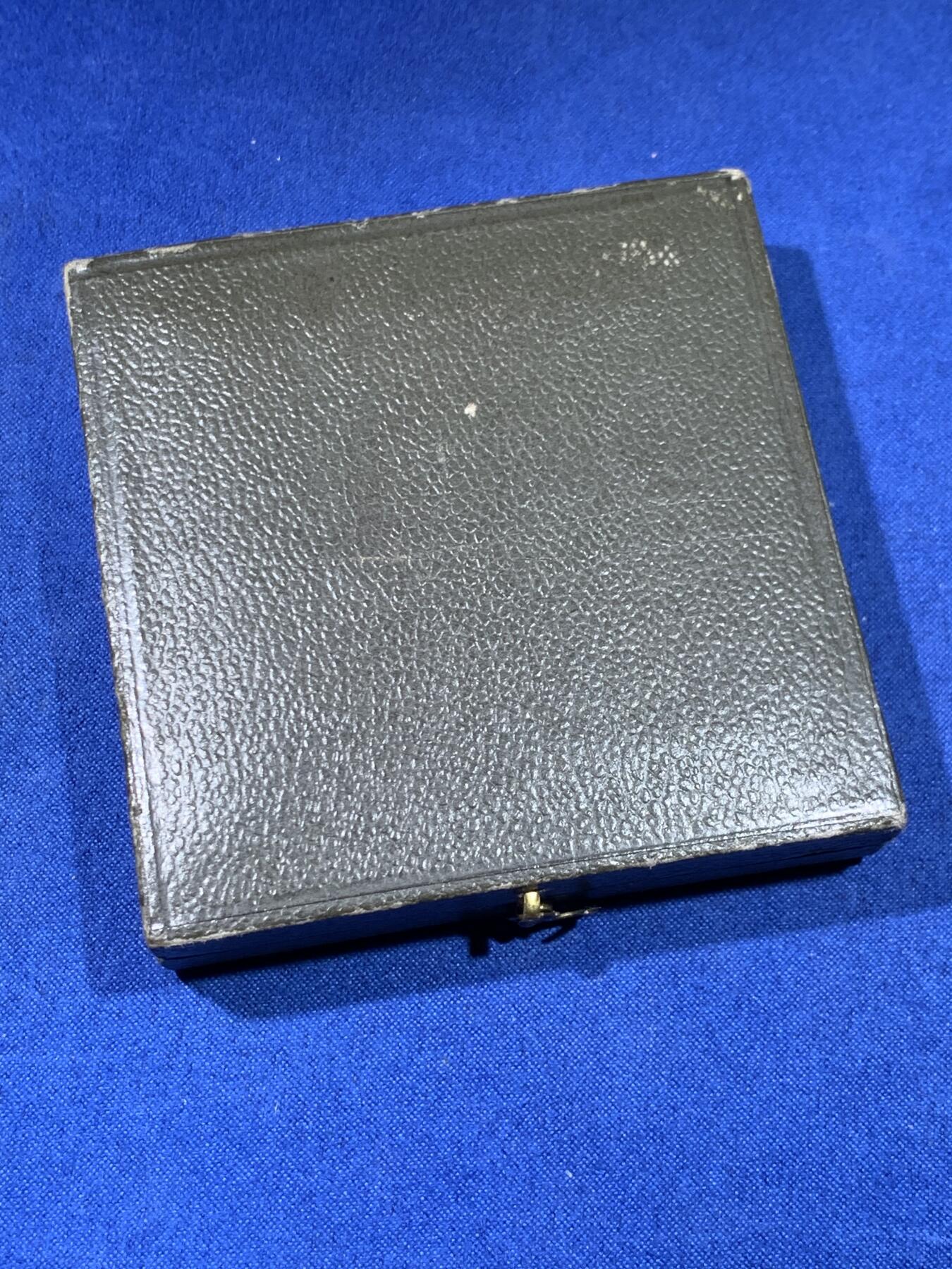 《竞宝斋》第438场 周日，周一，周二 3场连拍 （全场包邮） 法国鲁贝商会纪念镀银方章 113.7克 50.2*50.6mm 丰饶角铜标 带原盒