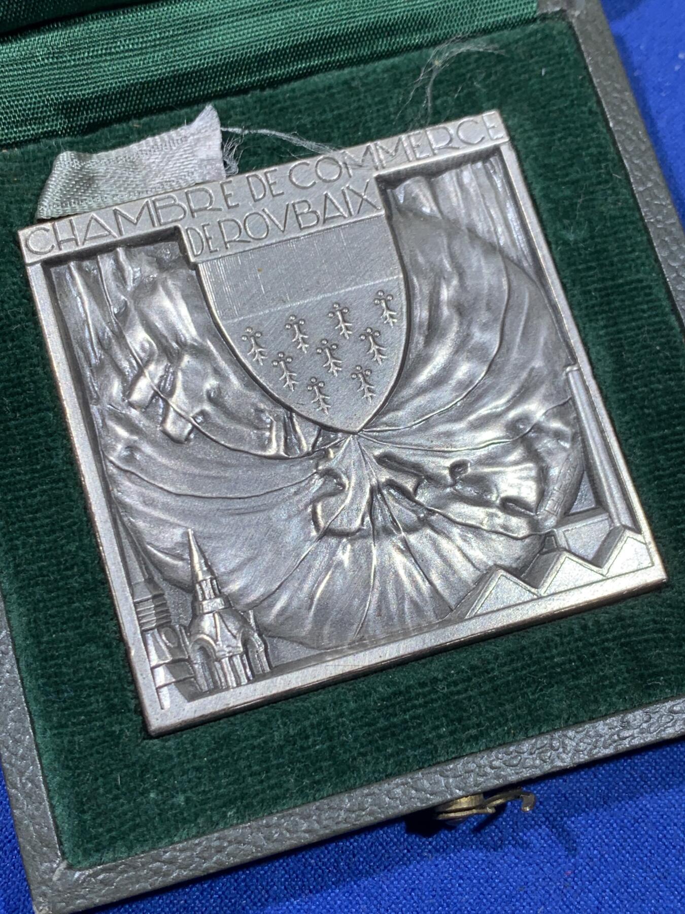 《竞宝斋》第438场 周日，周一，周二 3场连拍 （全场包邮） 法国鲁贝商会纪念镀银方章 113.7克 50.2*50.6mm 丰饶角铜标 带原盒