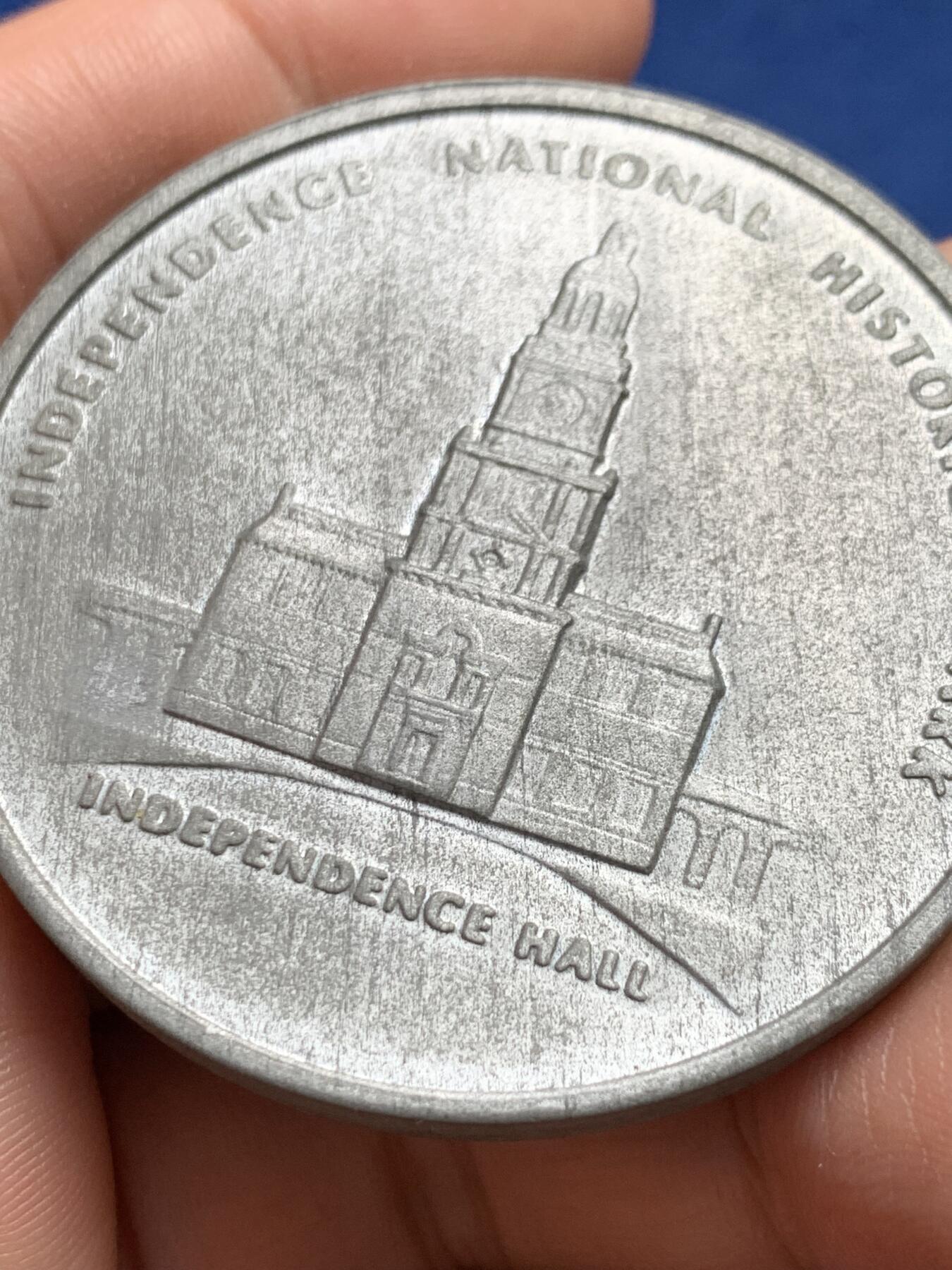 《竞宝斋》第438场 周日，周一，周二 3场连拍 （全场包邮） 美国1976年建国200周年纪念章，少见锡质 ，正面美国鹰抓独立宣言，背面独立厅，直径51mm，重量47.7g，磨砂拉丝状态，保存得不错。