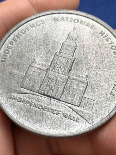 《竞宝斋》第438场 周日，周一，周二 3场连拍 （全场包邮） 美国1976年建国200周年纪念章，少见锡质 ，正面美国鹰抓独立宣言，背面独立厅，直径51mm，重量47.7g，磨砂拉丝状态，保存得不错。