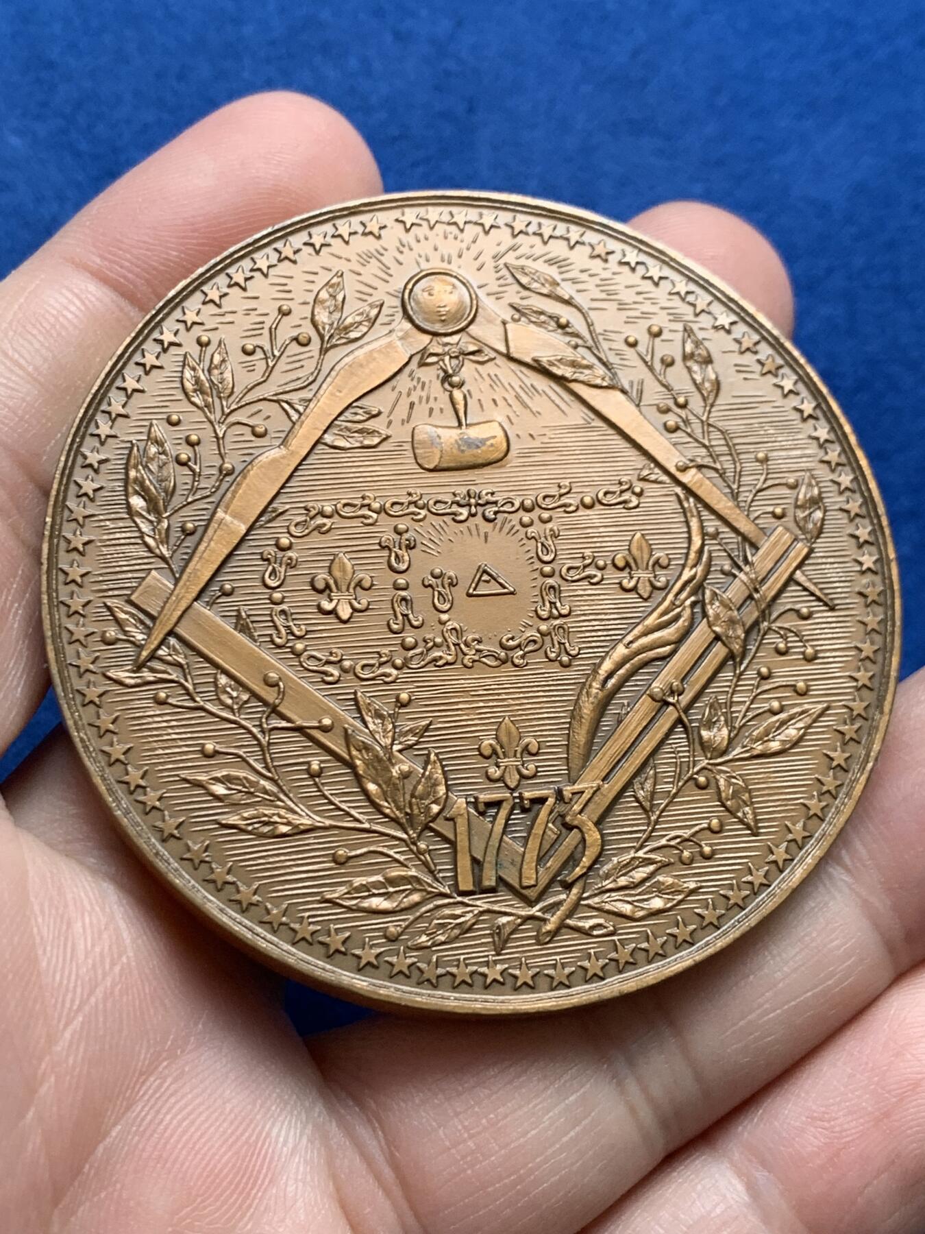 《竞宝斋》第438场 周日，周一，周二 3场连拍 （全场包邮） 两枚一组 洛林和巴鲁瓦回归法国200周年纪念章 1966 丰饶角铜标 139.8克 68.3mm + 法国大东方会成立两百周年纪念 共济会铜章 丰饶角铜标 97.1克 58.8mm