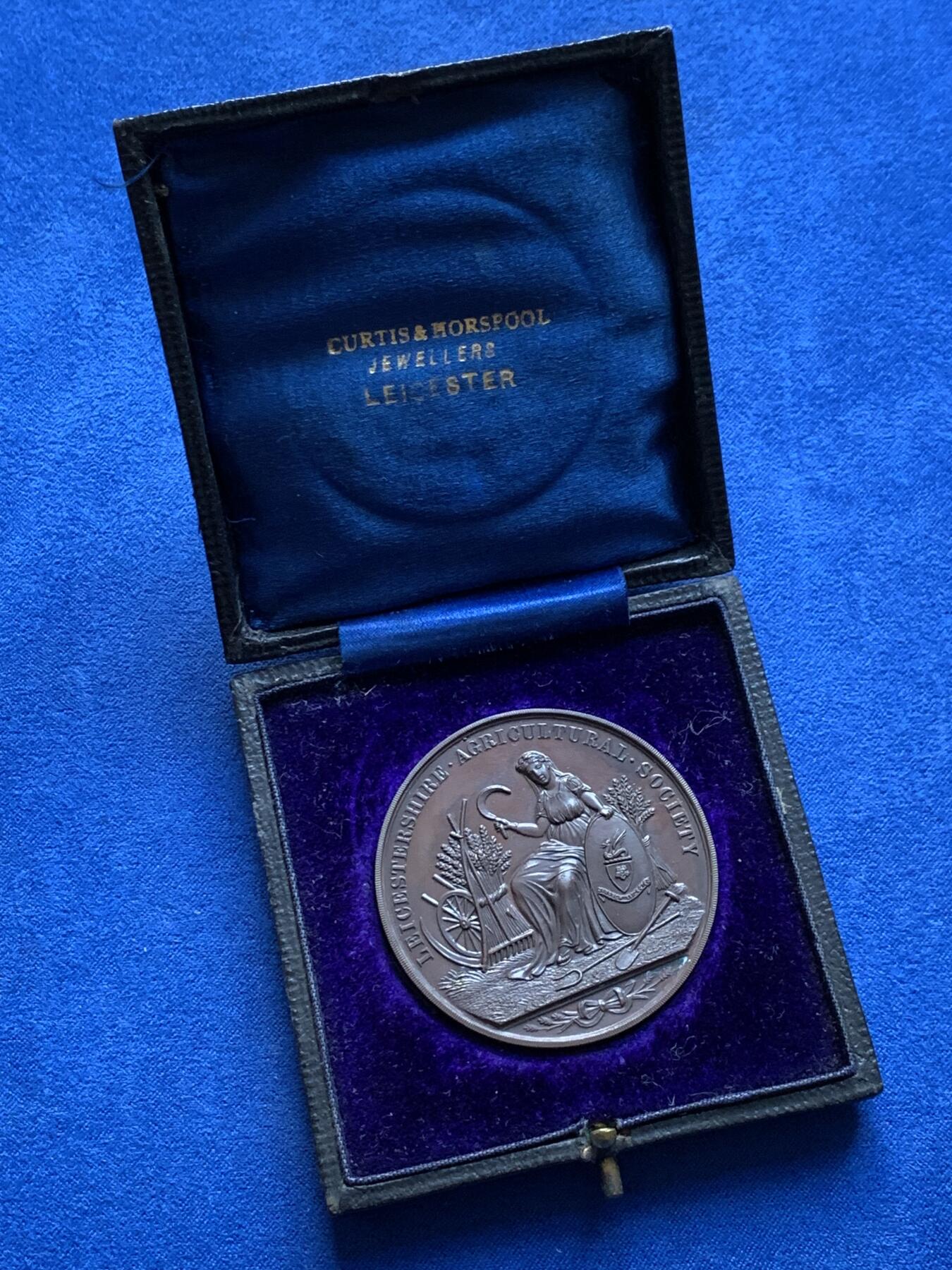 《竞宝斋》第438场 周日，周一，周二 3场连拍 （全场包邮） 英国兰开斯特郡农业协会1914年铜制奖章，盒装，颁发给阿什比-福尔维尔杯的赢家Albert C. Nornman。33.75克，47.2mm。