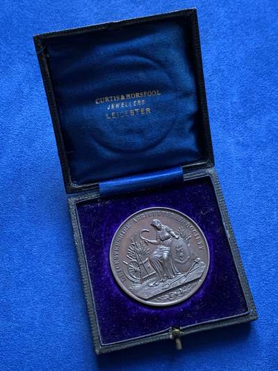 《竞宝斋》第438场 周日，周一，周二 3场连拍 （全场包邮） 英国兰开斯特郡农业协会1914年铜制奖章，盒装，颁发给阿什比-福尔维尔杯的赢家Albert C. Nornman。33.75克，47.2mm。