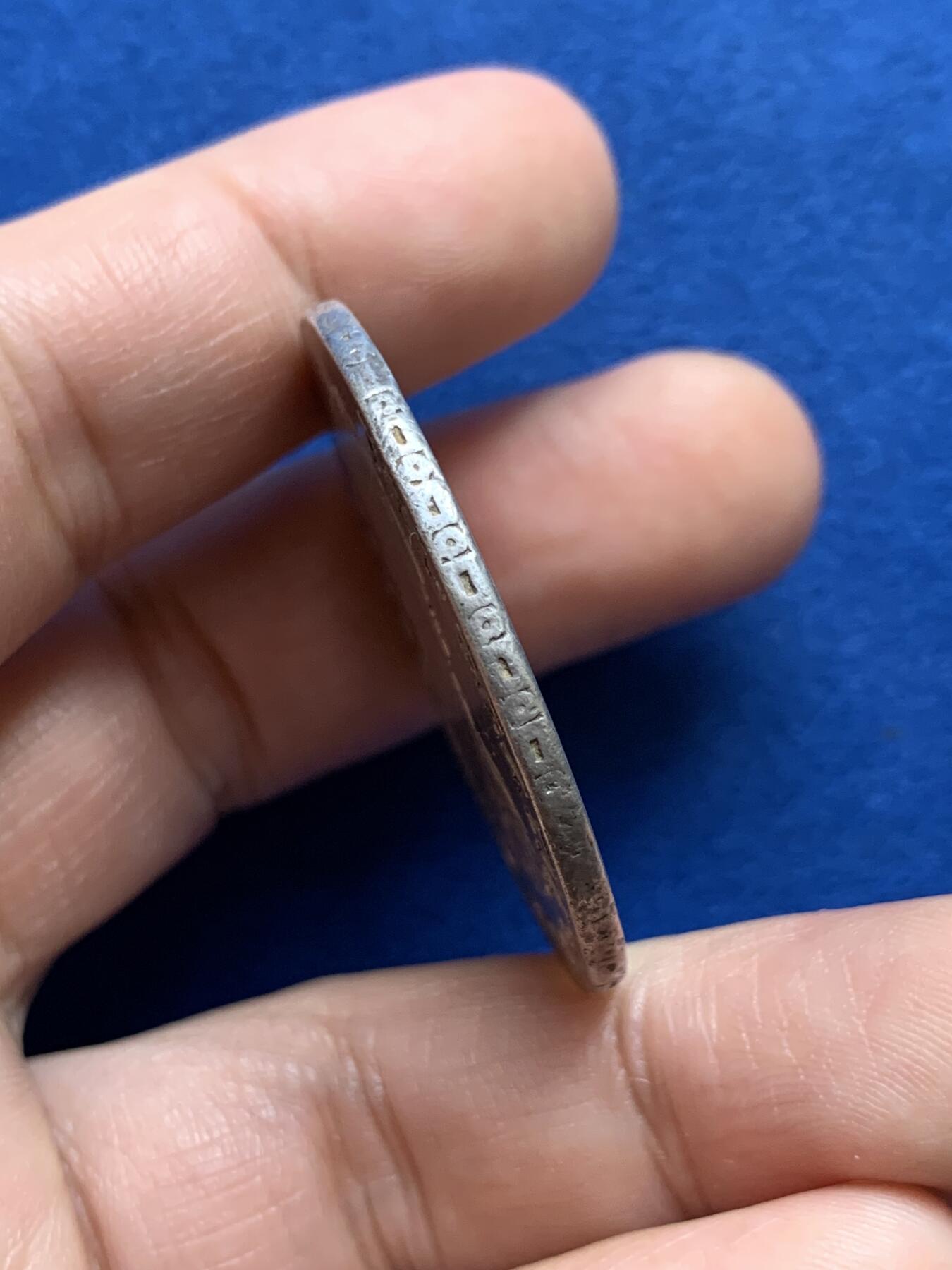 《竞宝斋》第438场 周日，周一，周二 3场连拍 （全场包邮） 西属玻利维亚1784年 8里亚尔卡洛斯三世双柱大银币，带3个检验戳