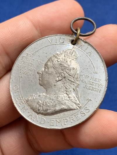 《竞宝斋》第438场 周日，周一，周二 3场连拍 （全场包邮） 英国1897年维多利亚女王在位60周年纪念章，白色金属材质，SPINK & SON出品。14.75克，38mm，细节见图。