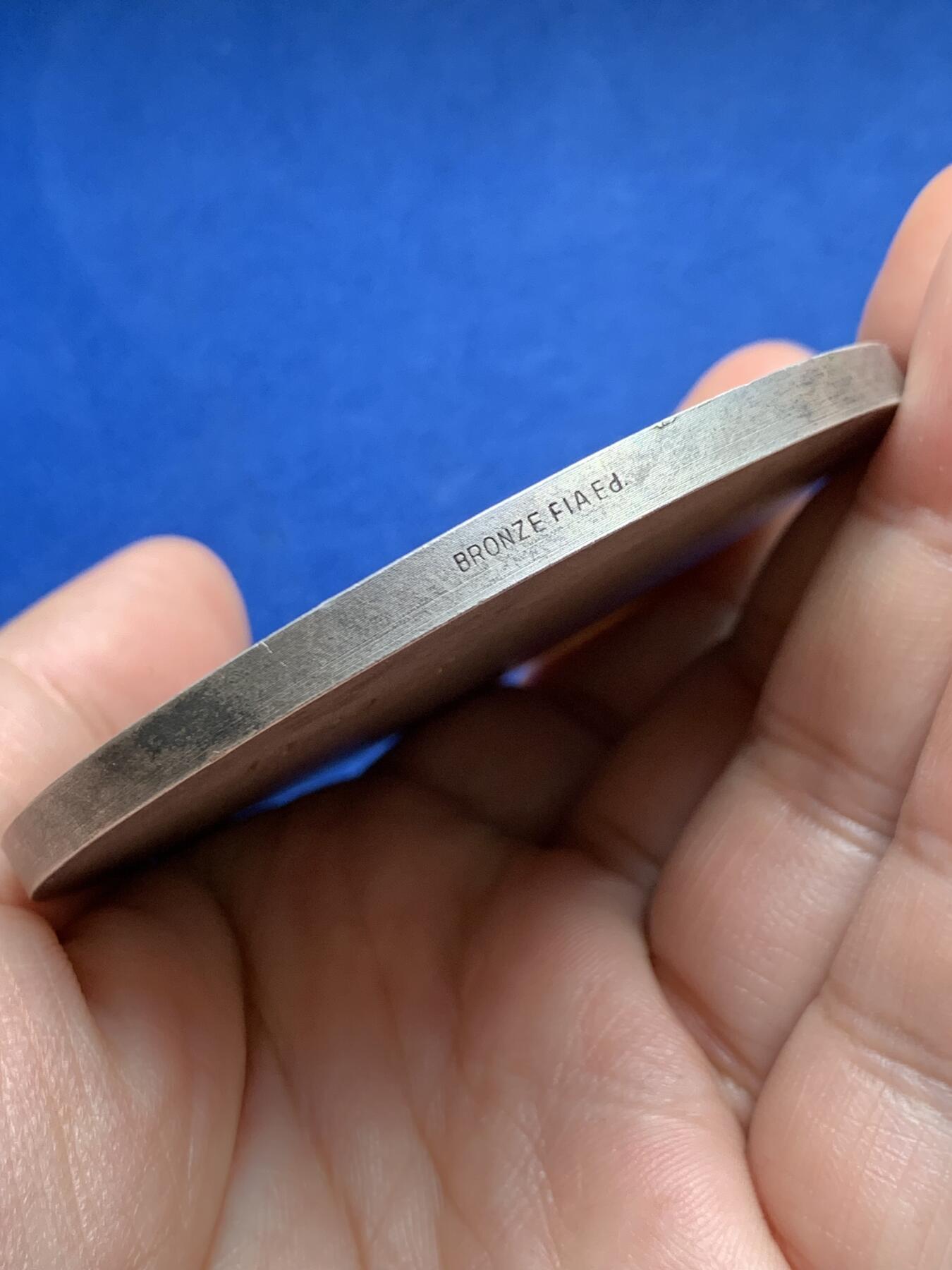 《竞宝斋》第438场 周日，周一，周二 3场连拍 （全场包邮） 法国空军第2伞降团第2连镀银大铜章，少见背刻实名+带边铭，尺寸巨大厚重，直径72.8mm，重量156.1g。