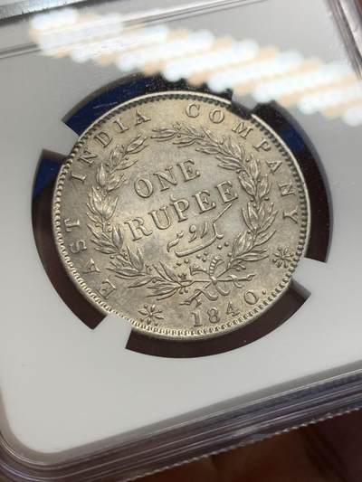 《竞宝斋》第438场 周日，周一，周二 3场连拍 （全场包邮） NGC MS61 印度1840年维多利亚女王单辫版1卢比银币。单辫版的数量远少于常见的双辫版，上MS的数量更少。细节优良，适合收藏。