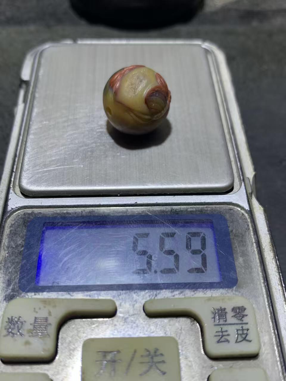 精美亚光草花纹战国红玛瑙手工雕刻蝶恋花随形珠一颗！