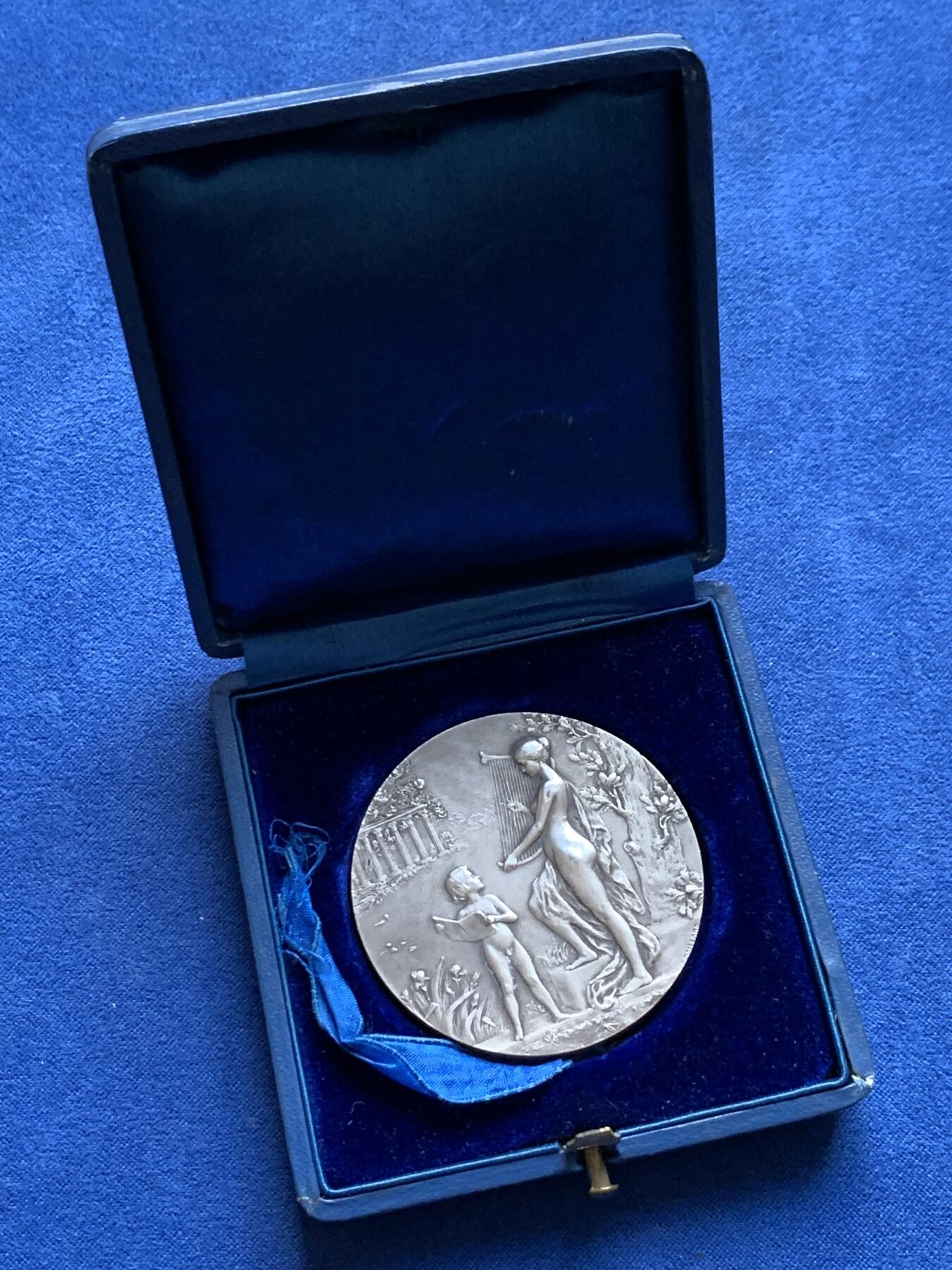 《竞宝斋》第438场 周日，周一，周二 3场连拍 （全场包邮） 1905年法国埃佩尔奈国际音乐纪念银章 45克 45mm 丰饶角银标 带盒