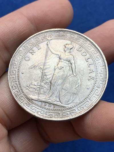 《竞宝斋》第438场 周日，周一，周二 3场连拍 （全场包邮） 英国 1909年 站洋壹圆 带评级标签 细节见图 背面中心有人为痕迹