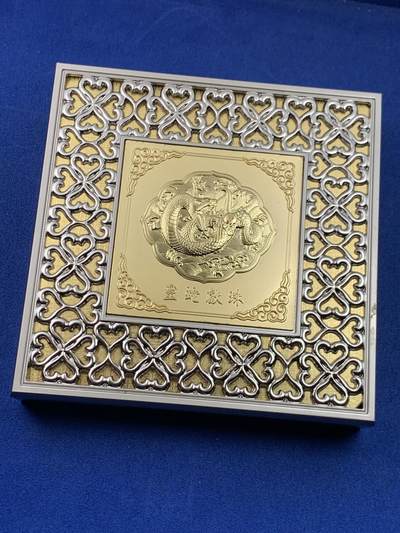 《竞宝斋》第438场 周日，周一，周二 3场连拍 （全场包邮） 上海金菩发行蛇年异形高浮雕铜章，铜章正面图案为“灵蛇献珠”及吉祥纹饰，背面为隋珠并铭刻“灵蛇献珠”字样。隋珠原比喻为无价之宝，直径很大，最宽处约有89.7MM，重412.6克，有厚实的金属盒装，带证书。